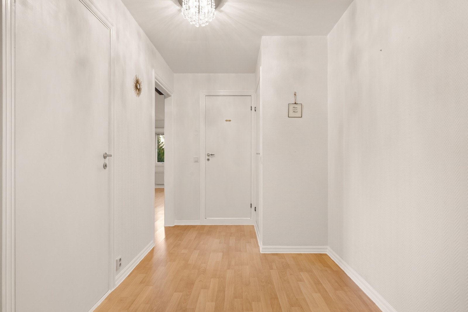 Lun og innbydende entré som ønsker deg velkommen inn i boligen. Galleribilde