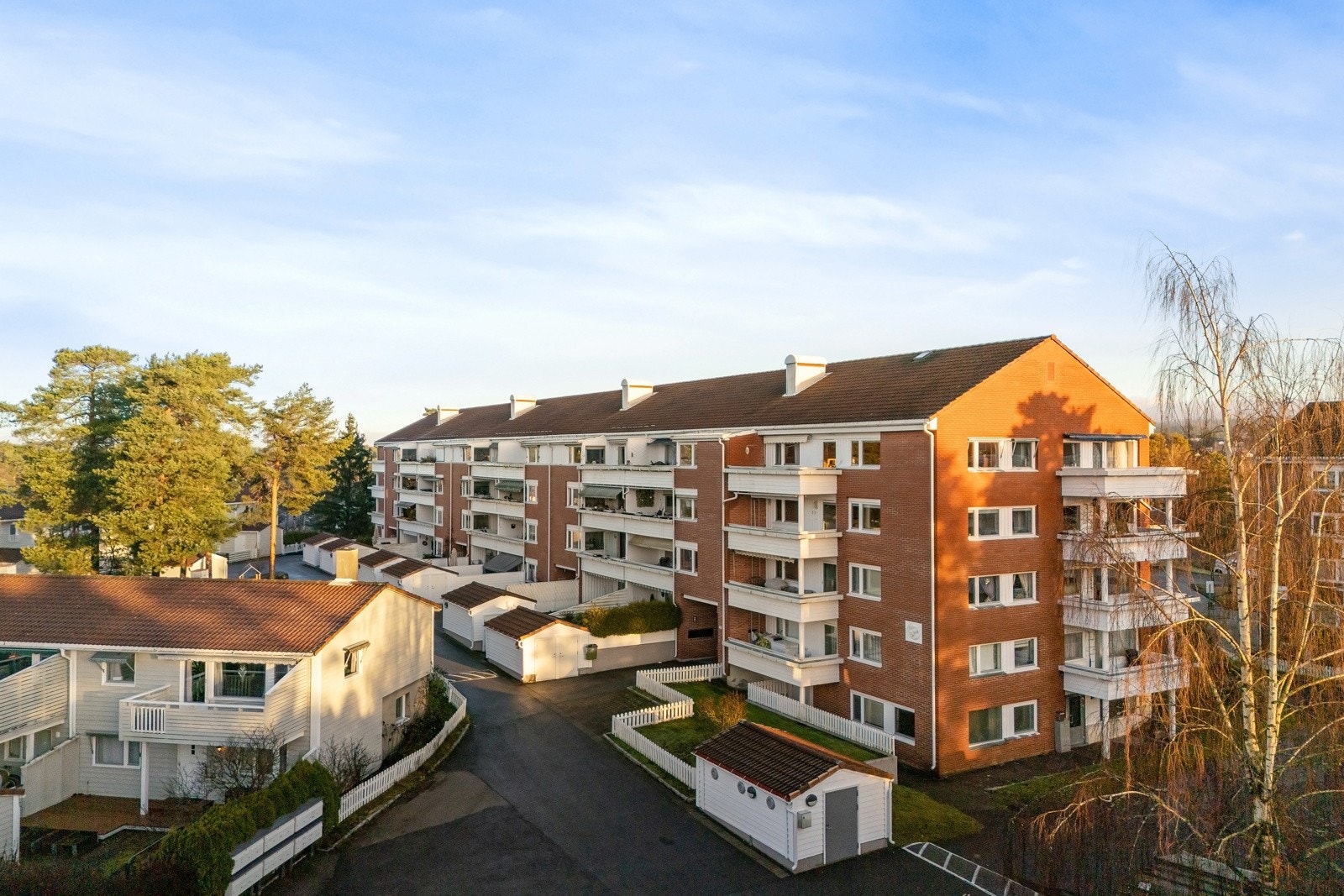 Området er kjent for sitt gode bomiljø med mange barnefamilier, trygge lekeplasser og lav gjennomgangstrafikk. Galleribilde