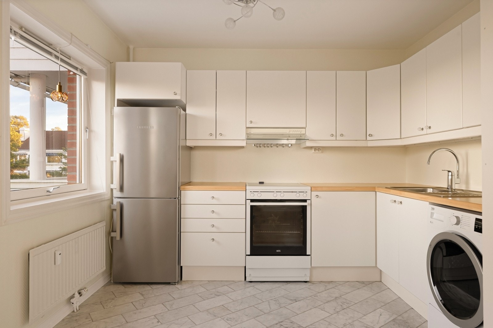 Stort og åpent kjøkken med god plass i skap. Galleribilde