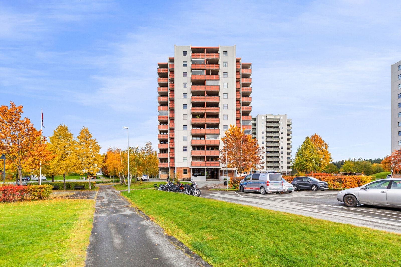 Nærmeste bussholdeplass ligger like ved boligen. Galleribilde