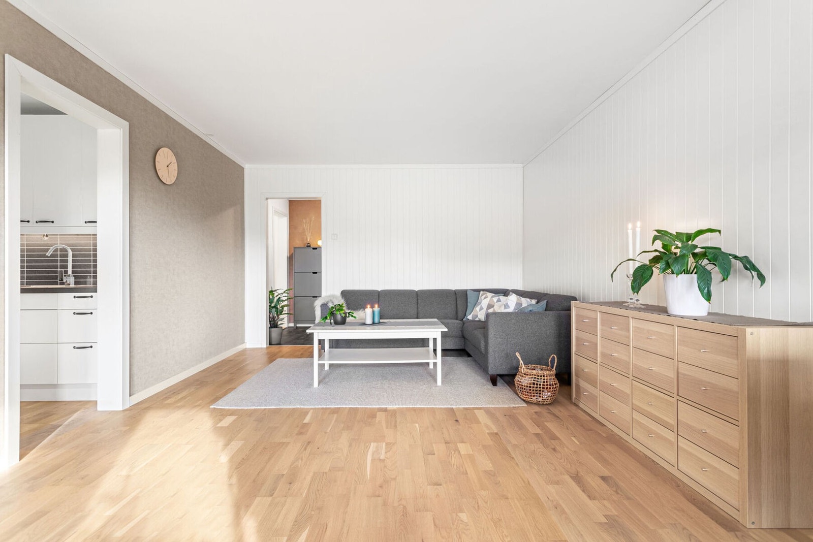 Leiligheten har en god planløsning med romslige oppholdsrom og oppleves som lys og innbydende. Galleribilde