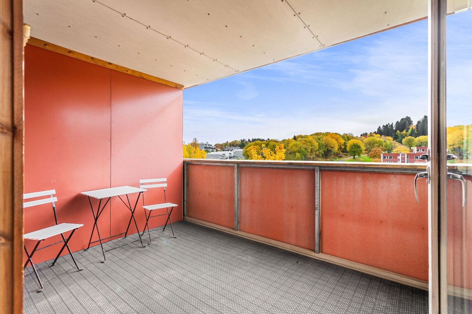 Leiligheten har 2 balkonger der du kan følge solen hele dagen. Galleribilde