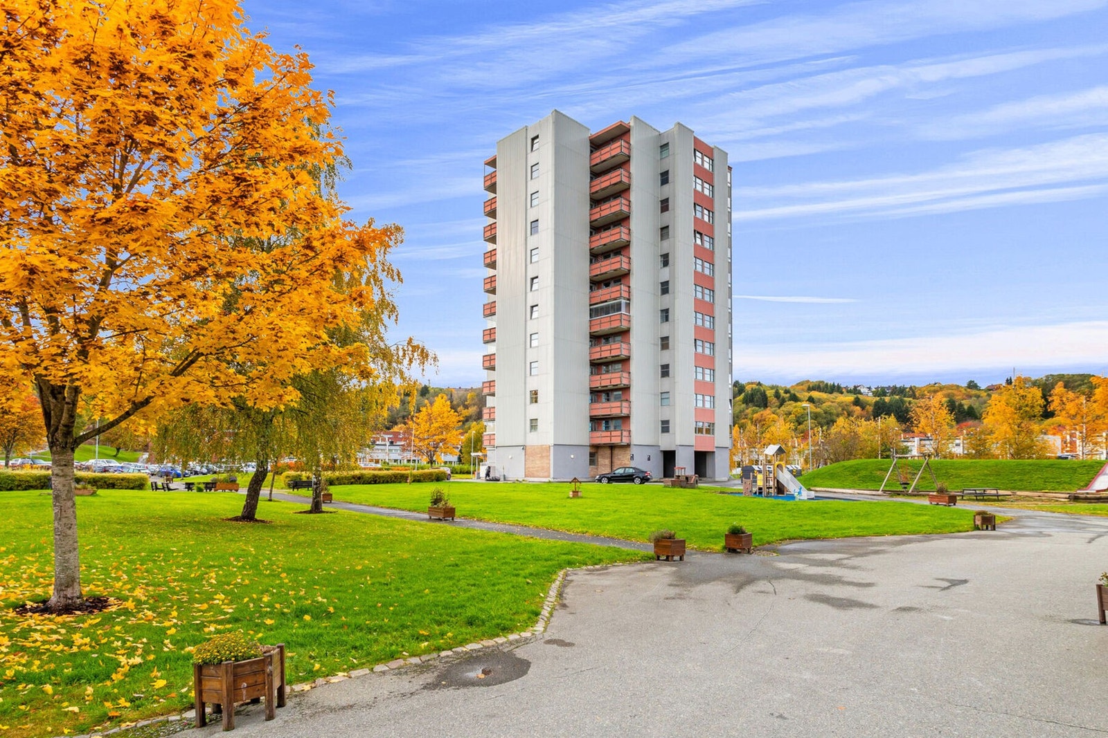 I området finnes barneskole, dagligvarebutikk, postkontor, frisør, fotballbane og en liten ballplass. Galleribilde