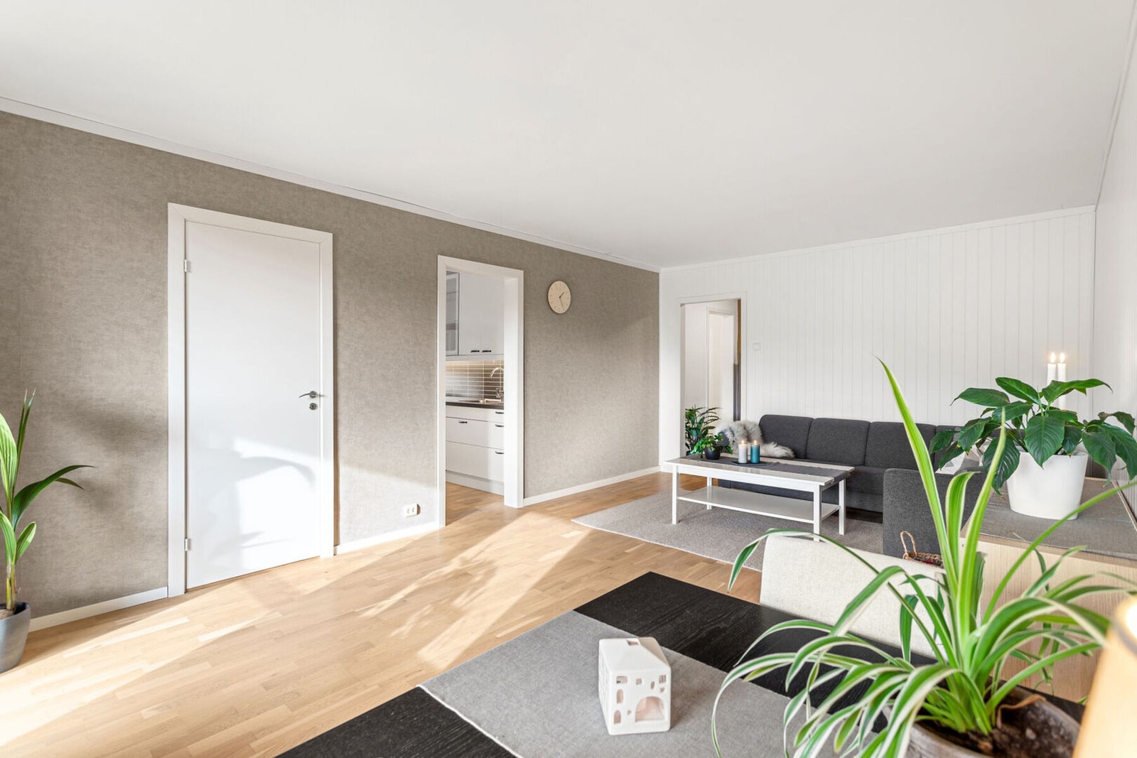 Overflatene i stue, soverom og korridorer ble oppusset i perioden 2018-2023. Galleribilde