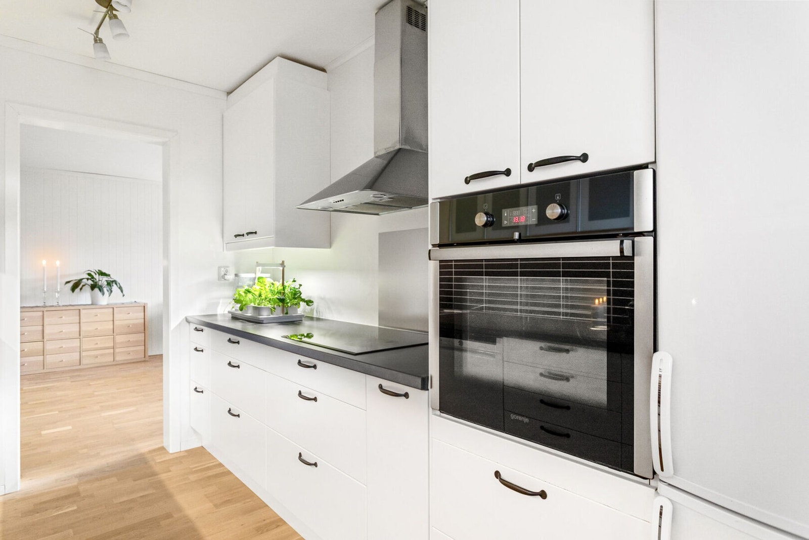 Kjøkkenet har integrerte hvitevarer som platetopp, stekeovn samt kjøl/fryseskap. Galleribilde