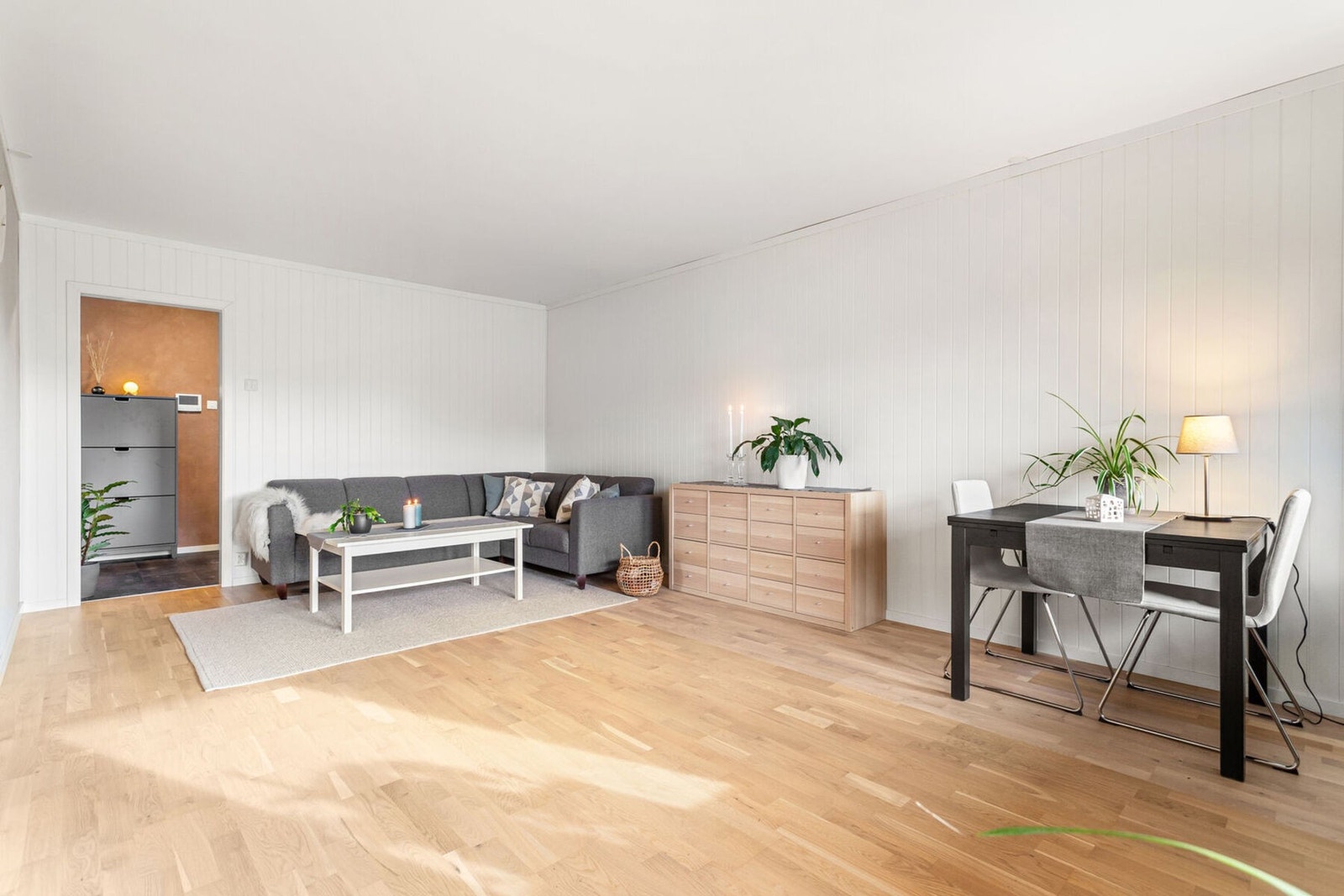 Det er parkett på alle gulv med unntak av entre og bad. Galleribilde