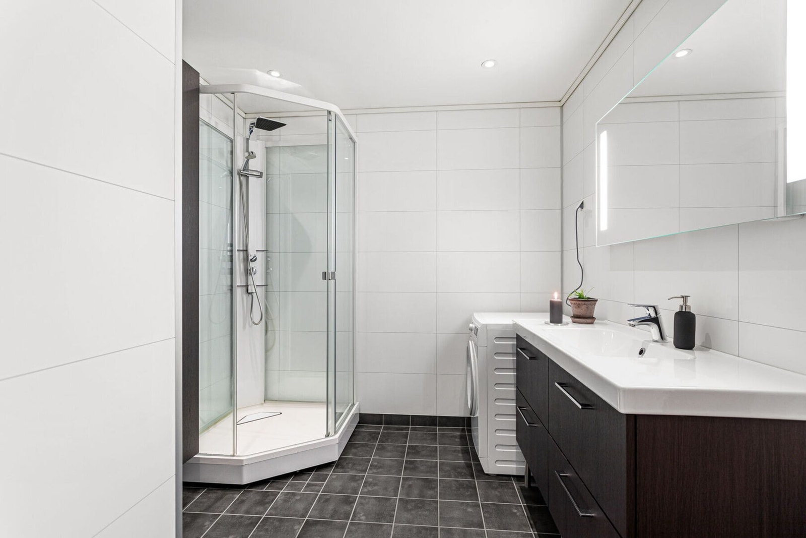 Badet er på 6,3 kvm og oppleves som romslig. Galleribilde