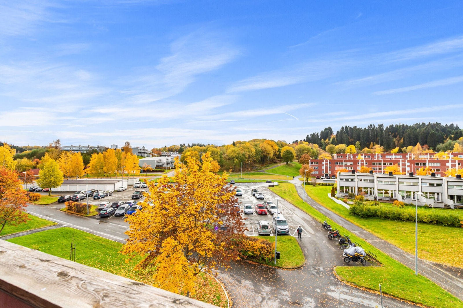 Mulighet for parkering av inntil 2 kjøretøy på felles biloppstillingsplass. Mulighet for elbillading. Galleribilde
