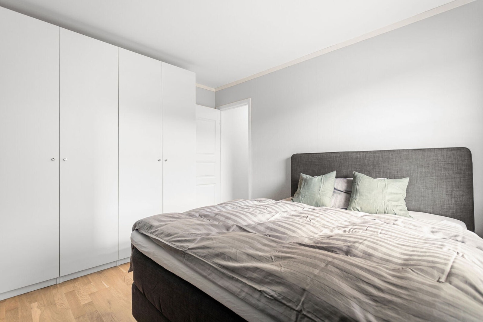 Begge soverommene har godt med plass for dobbeltseng og garderobeløsning. Galleribilde