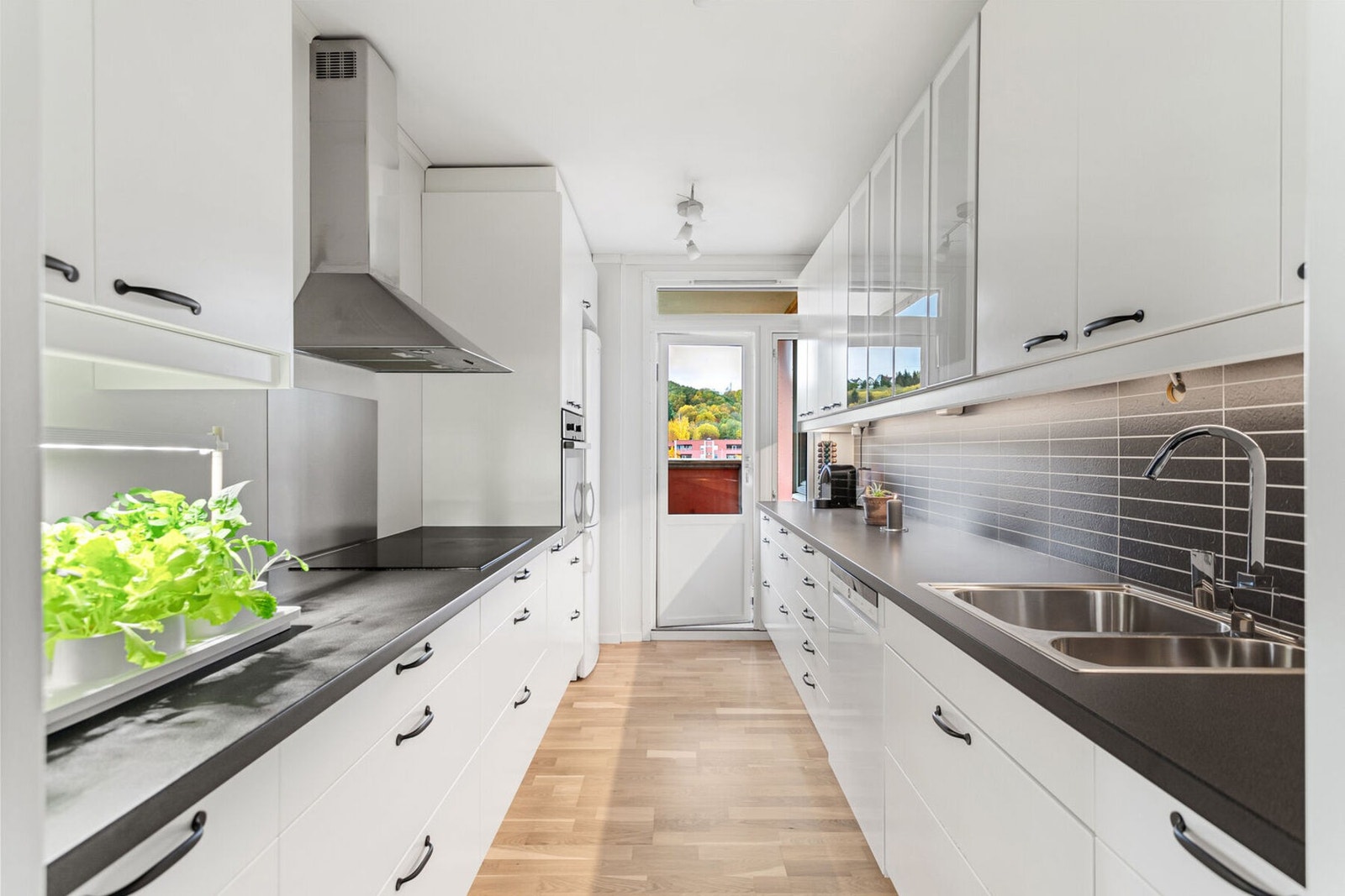 Meget flott kjøkken fra 2013 med mye skap- og benkeplass. Galleribilde