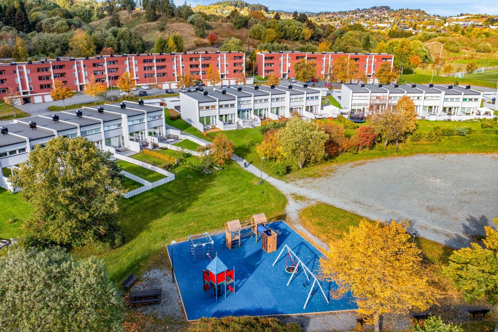 Bydelen Romolslia ligger idyllisk til med store friarealer og grøntområder rundt bebyggelsen. Galleribilde