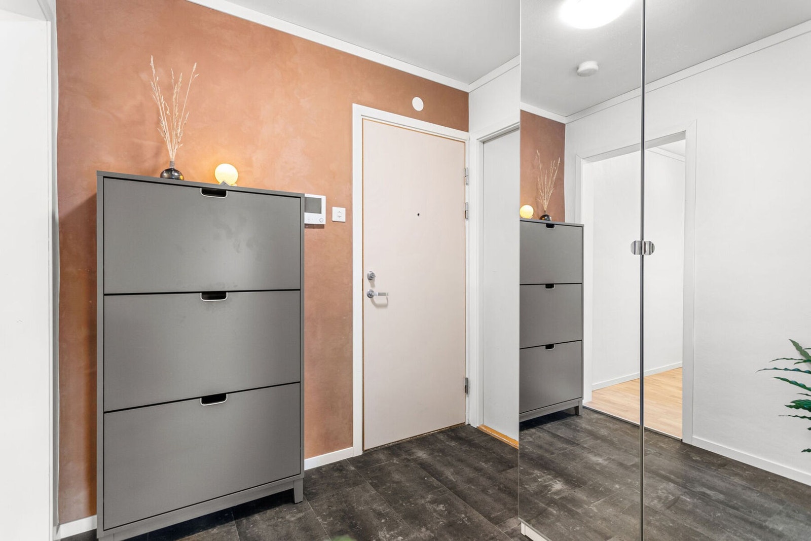 Boligen har en innvendig og utvendig bod som har mye lagringsplass. Galleribilde