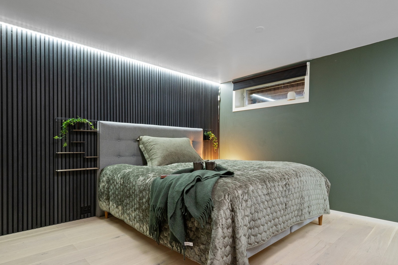 Nede finner man en flott masterfløy med eget bad og walk-in closet Galleribilde