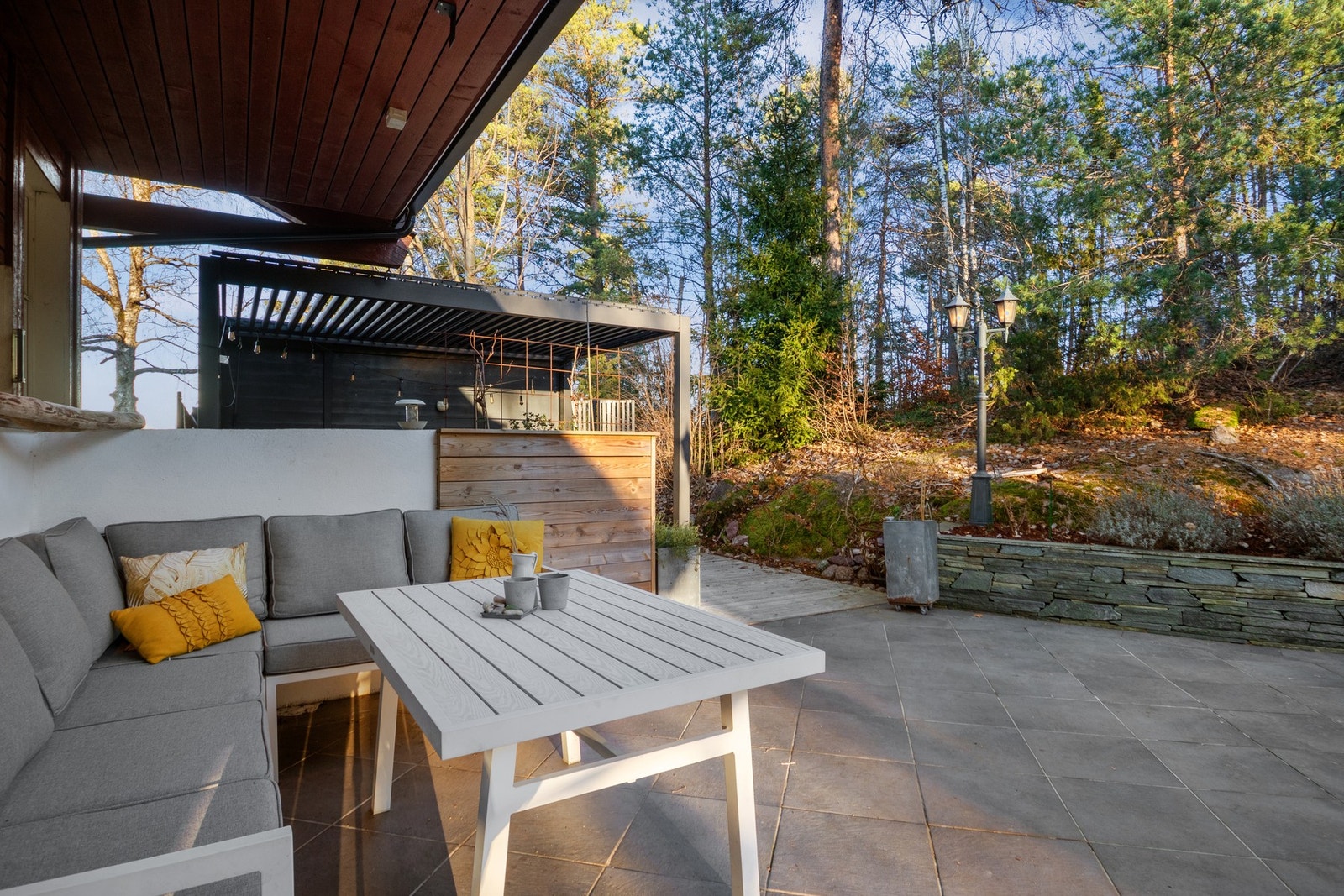 Her finner man en skjermet og delvis overbygd uteplass, utstyrt med utestikk og downlights Galleribilde