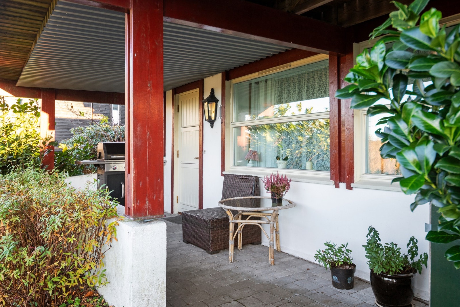 I underetasjen har boligen en godkjent utleiedel med egen inngang, bestående av vindfang, stue, kjøkken, bod, bad og soverom Galleribilde