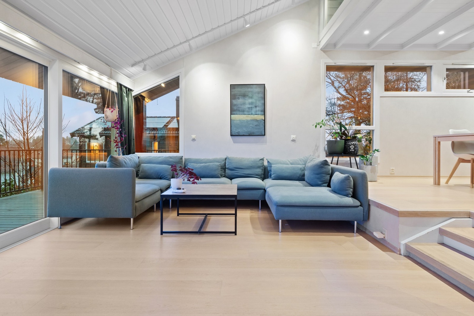 Vinduene inkluderer en skyvedør fra 2024 til den solrike terrassen i front Galleribilde