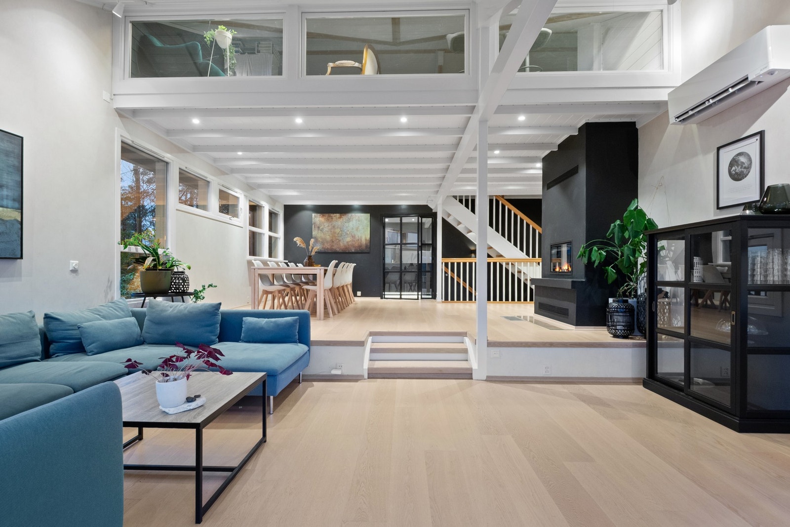 Stuen går over to nivåer, hvor det nederste har åpen himling for en herlig og luftig atmosfære Galleribilde