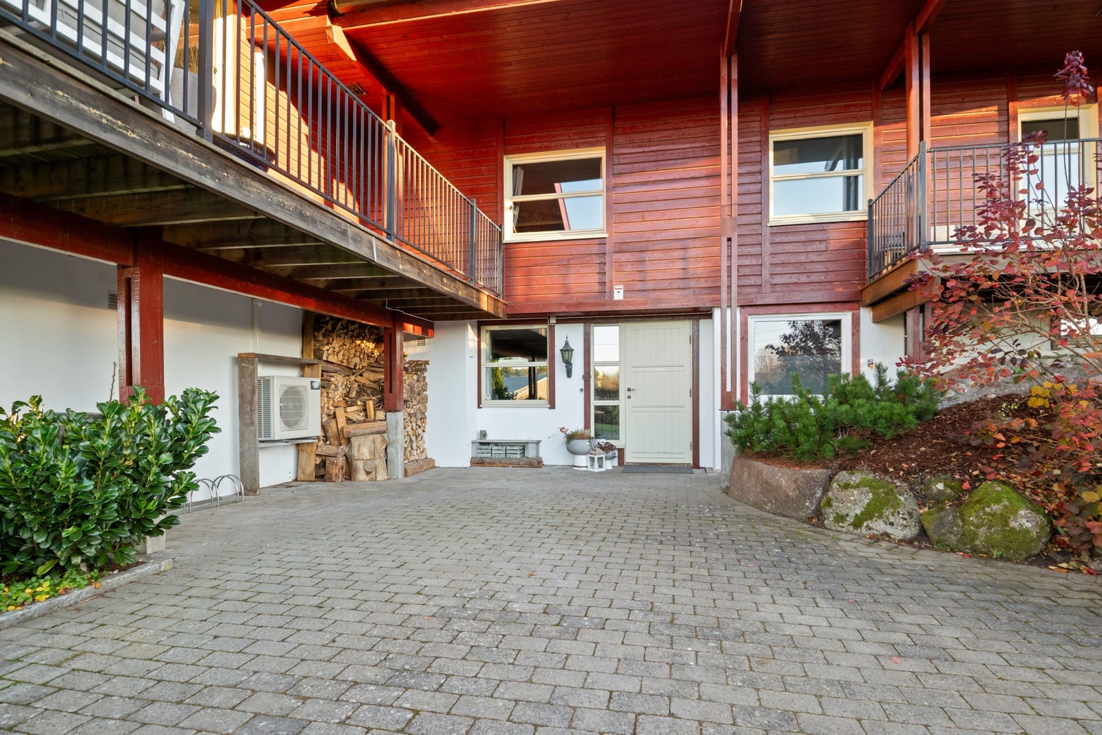 Ytterdøren er overbygd og utstyrt med belysning Galleribilde