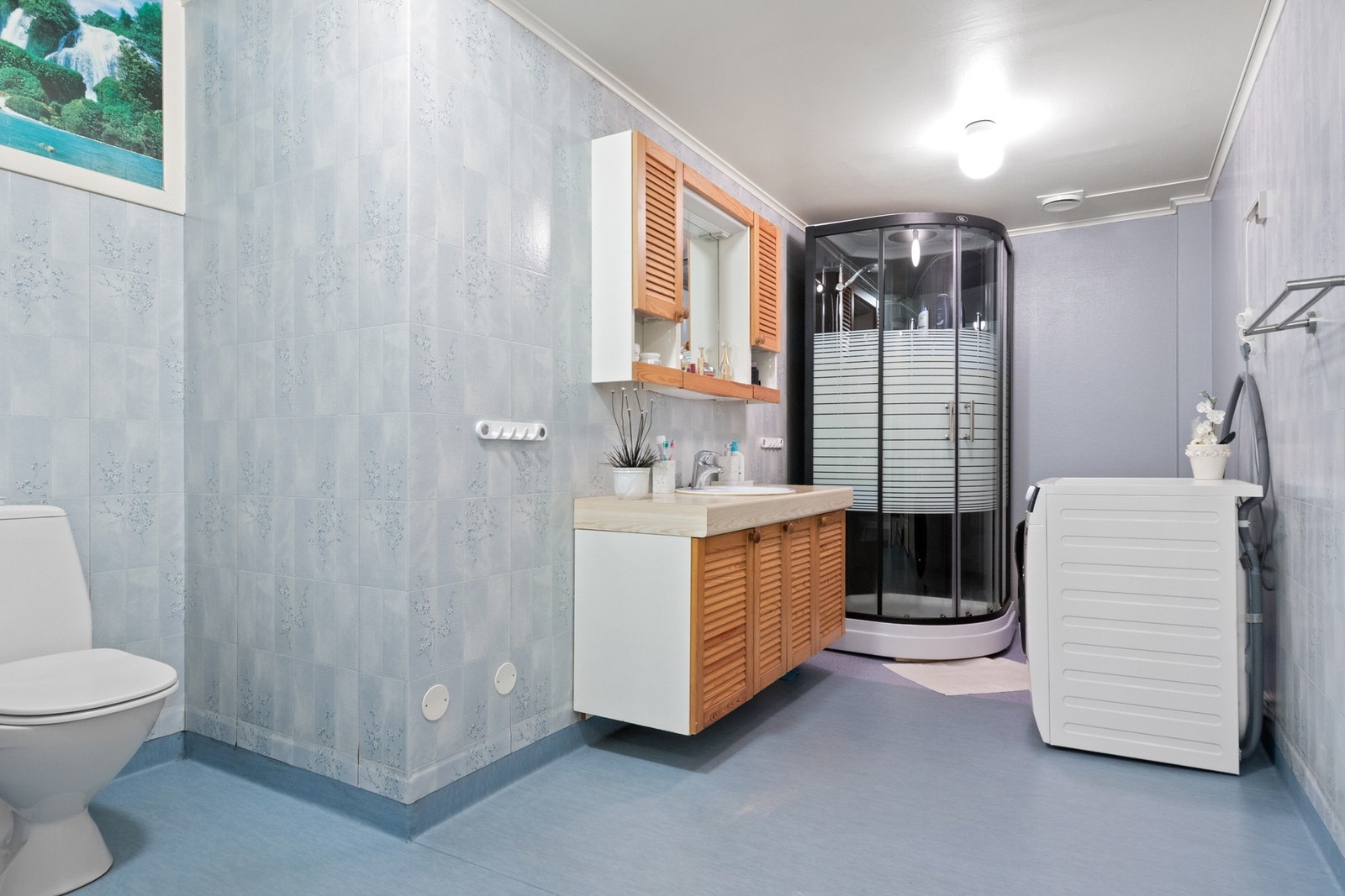 Badet er av god størrelse, innredet med toalett, gulvbelegg og varmekabler, samt opplegg til vaskemaskin Galleribilde