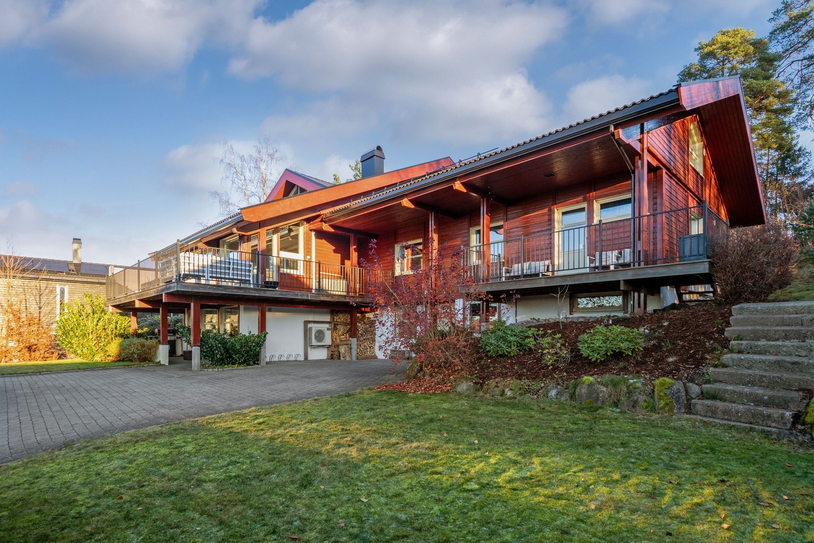 Taktekkingen er fra 2025, og deler av eiendommen består av en naturtomt med fjellknauser og stedlig vegetasjon Galleribilde