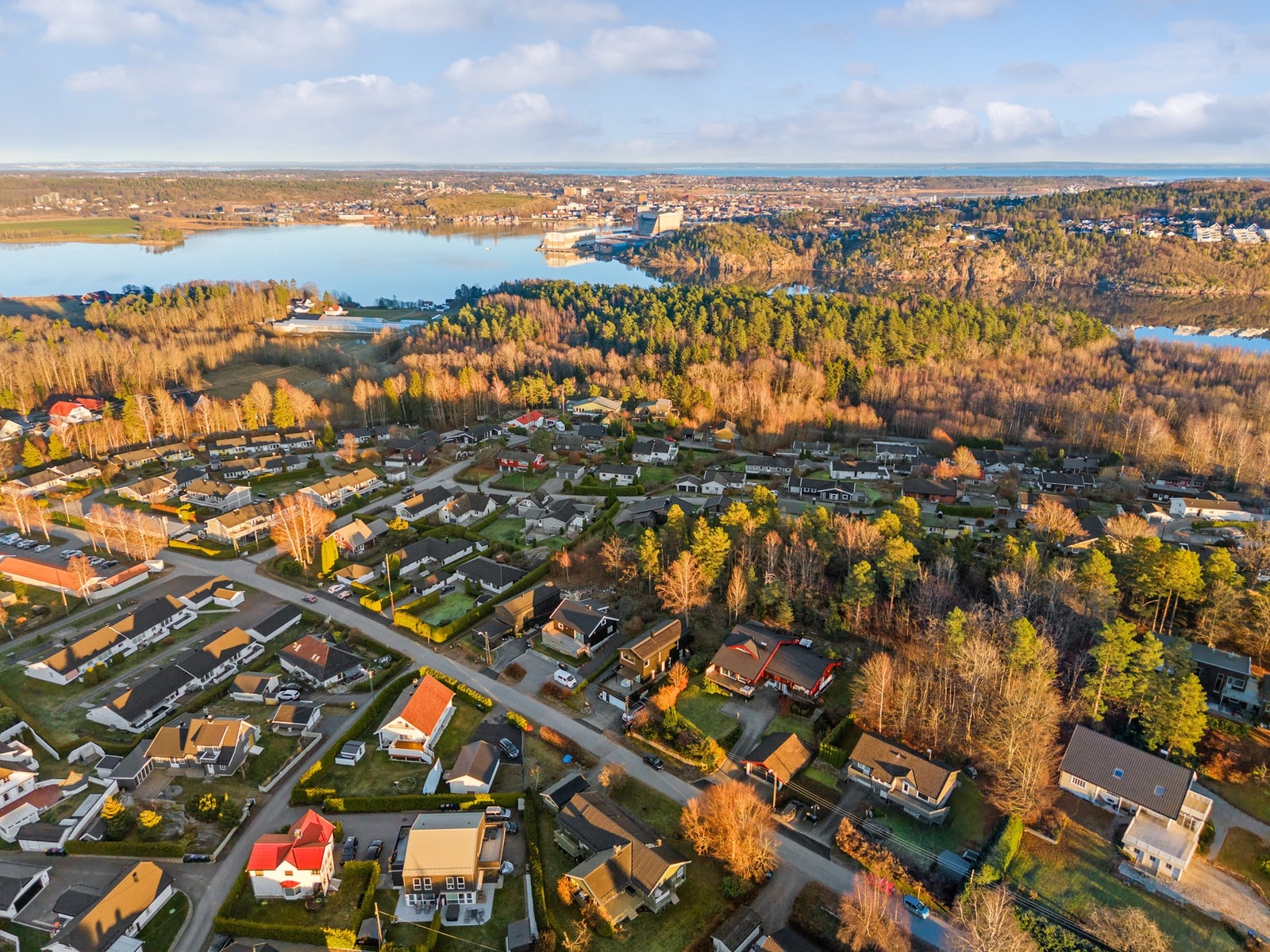 Her får man både enkle og aktive hverdager, med nærhet til buss, apotek og treningssenter i tillegg til sjøen, badestrand og flotte turmuligheter Galleribilde
