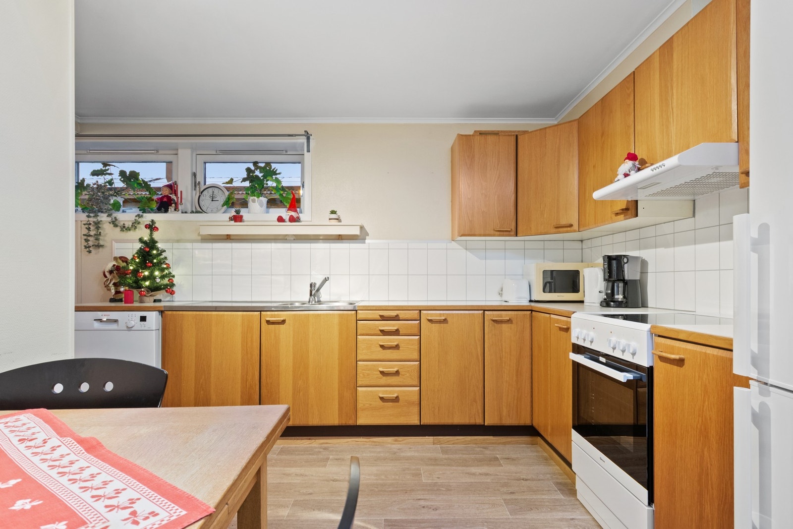 Innredningen har glatte fronter, dobbel oppvaskkum og benkeplate av laminat Galleribilde