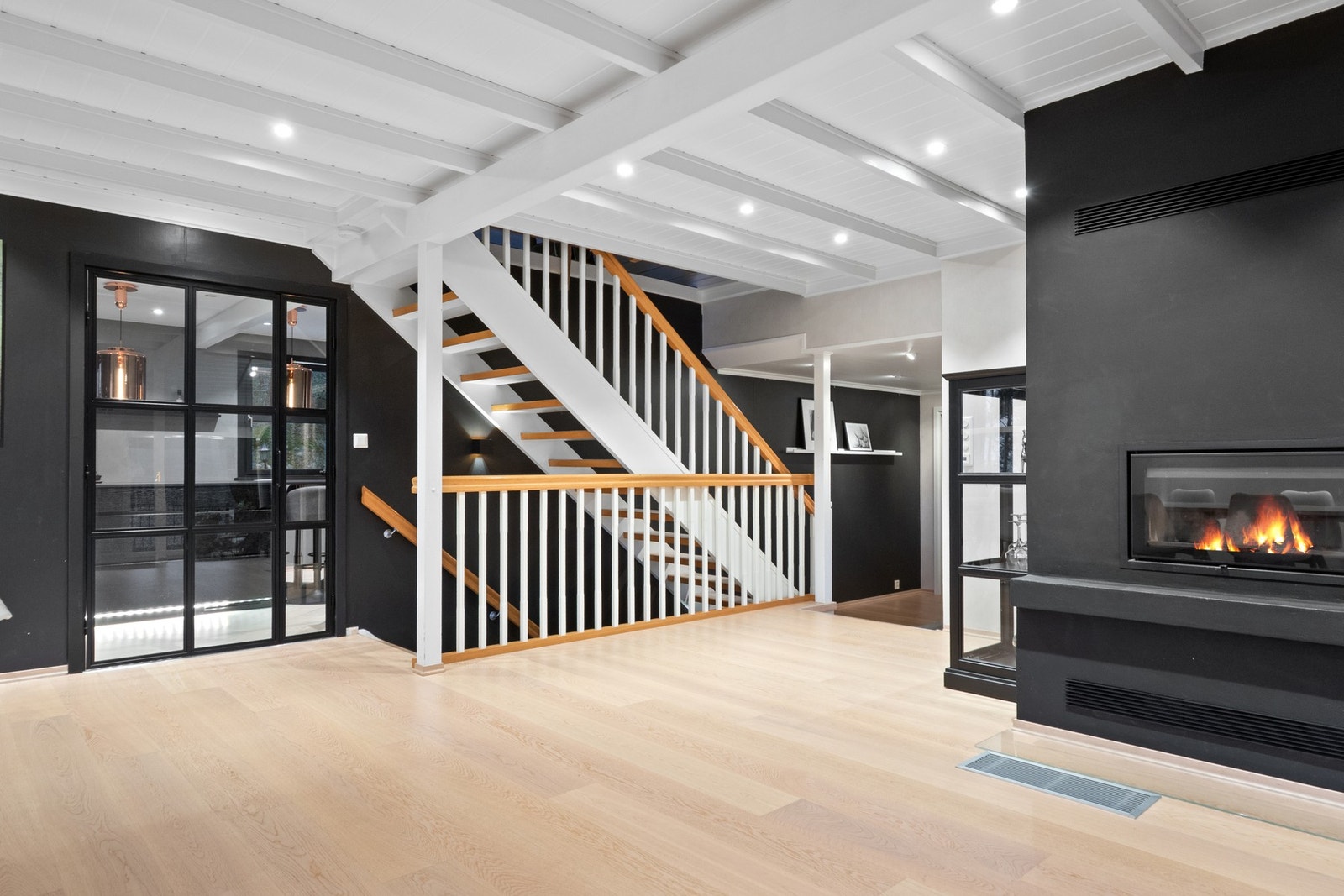 I 1. etasje har boligen to pene, tilstøtende stuer, noe som gir ekstra fleksibilitet og god møbleringsfrihet Galleribilde