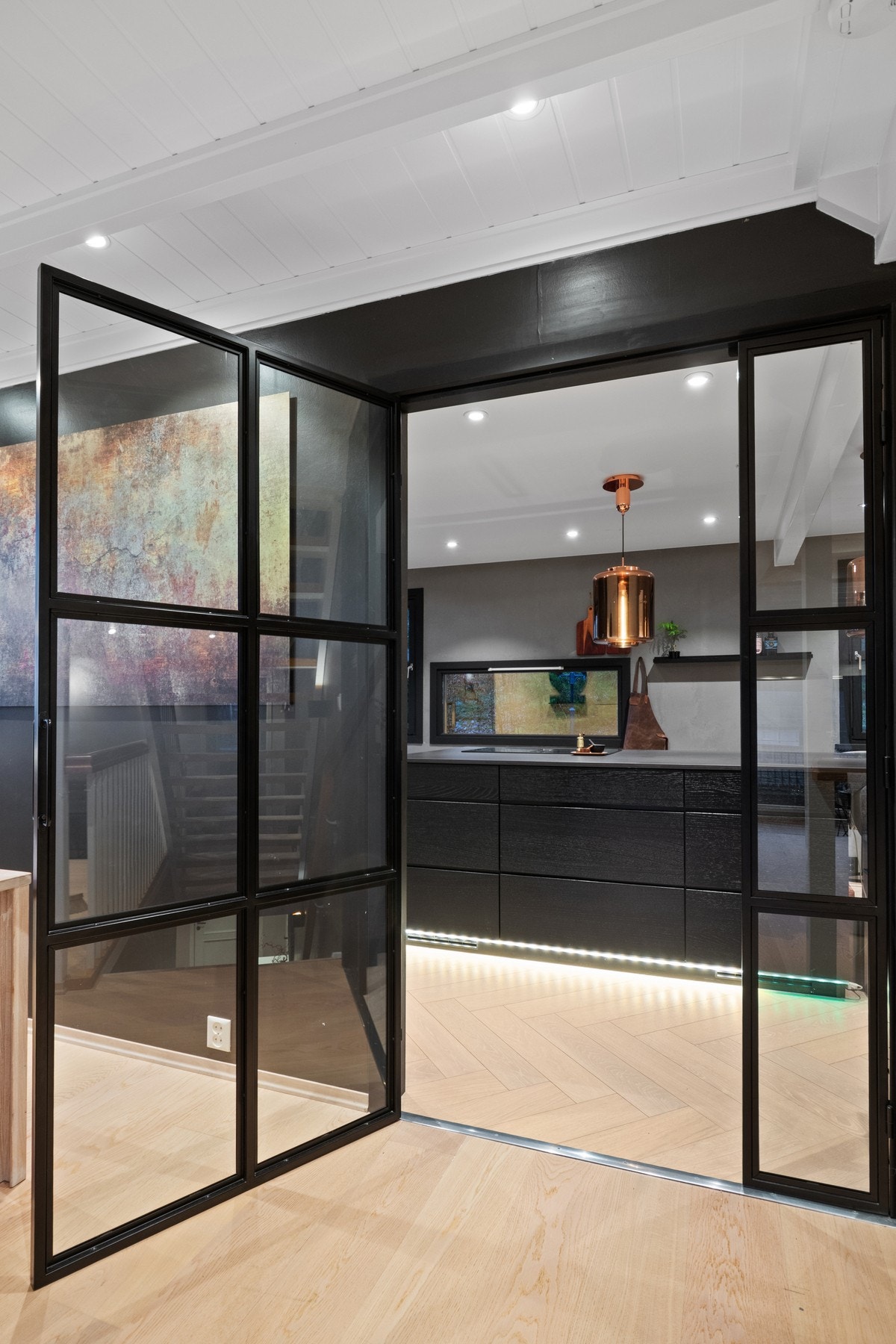 Kjøkkenet er et flott samlingssted; stort, stilrent og topp moderne med varme under en lekker fiskebensparkett Galleribilde