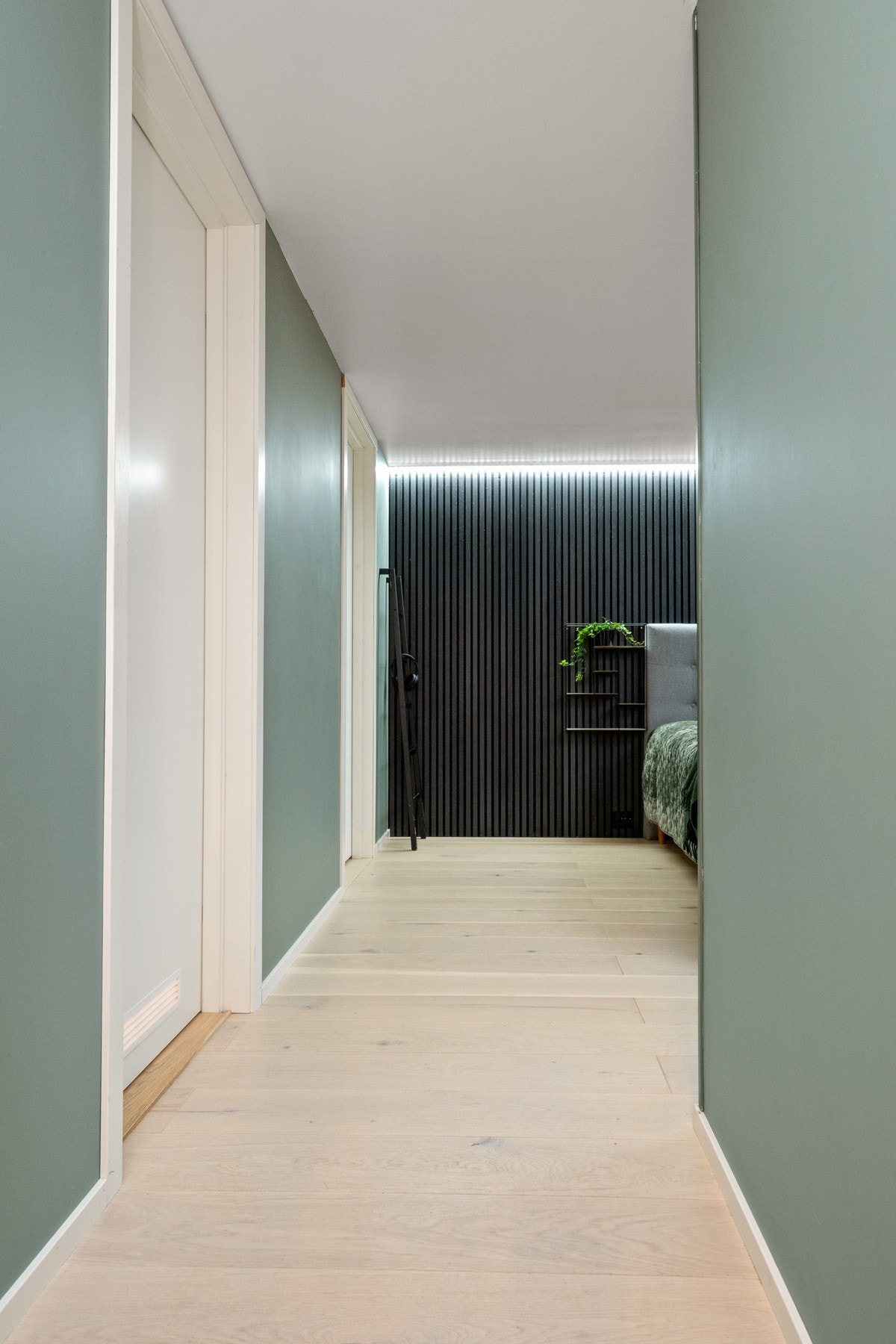 Hoveddelen har fem soverom, fordelt med ett i 2. etasje, ett i underetasjen og tre sammen i 1. etasje Galleribilde