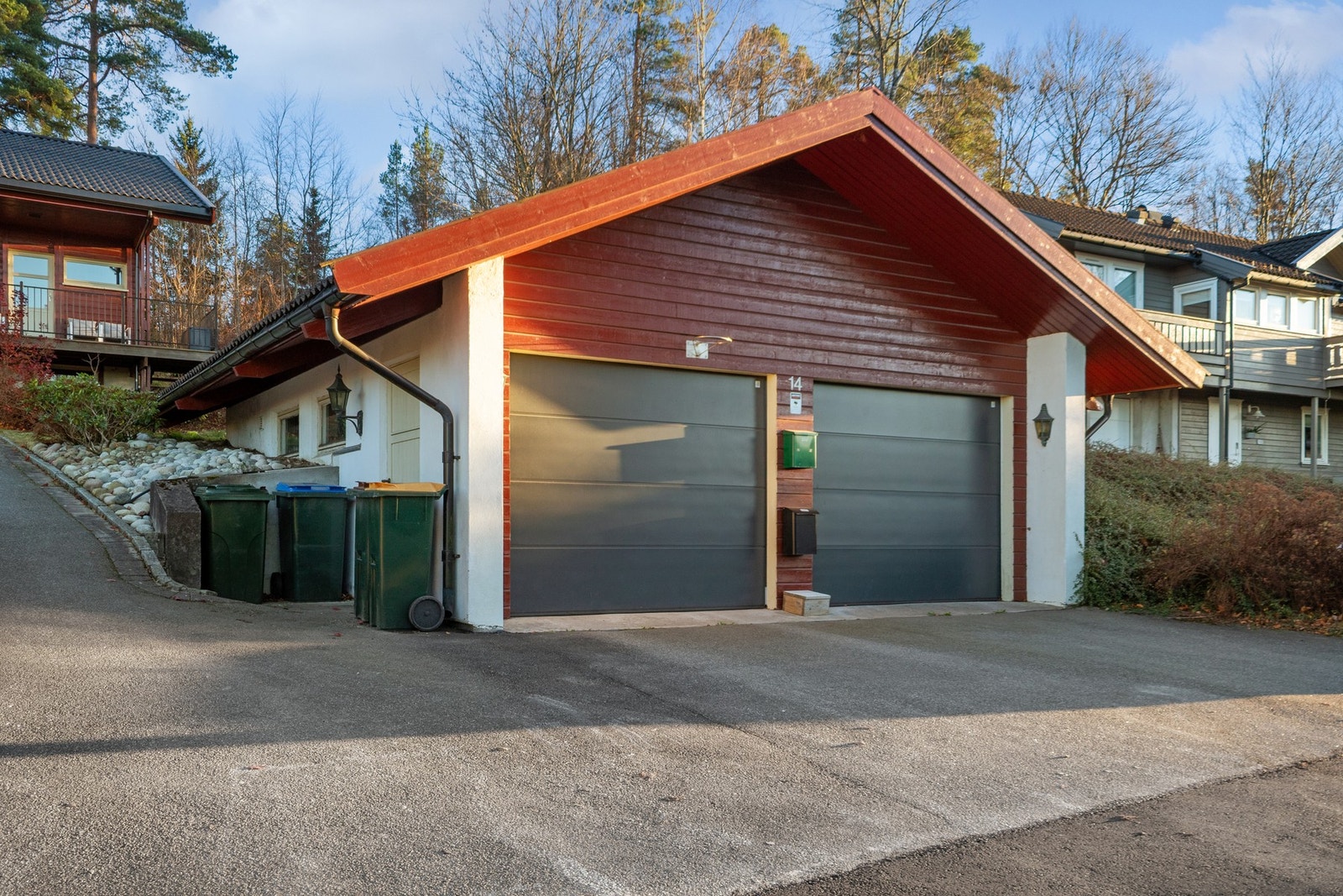 Nye porter er installert, og i senere år er en lader for elbil montert i garasjen Galleribilde