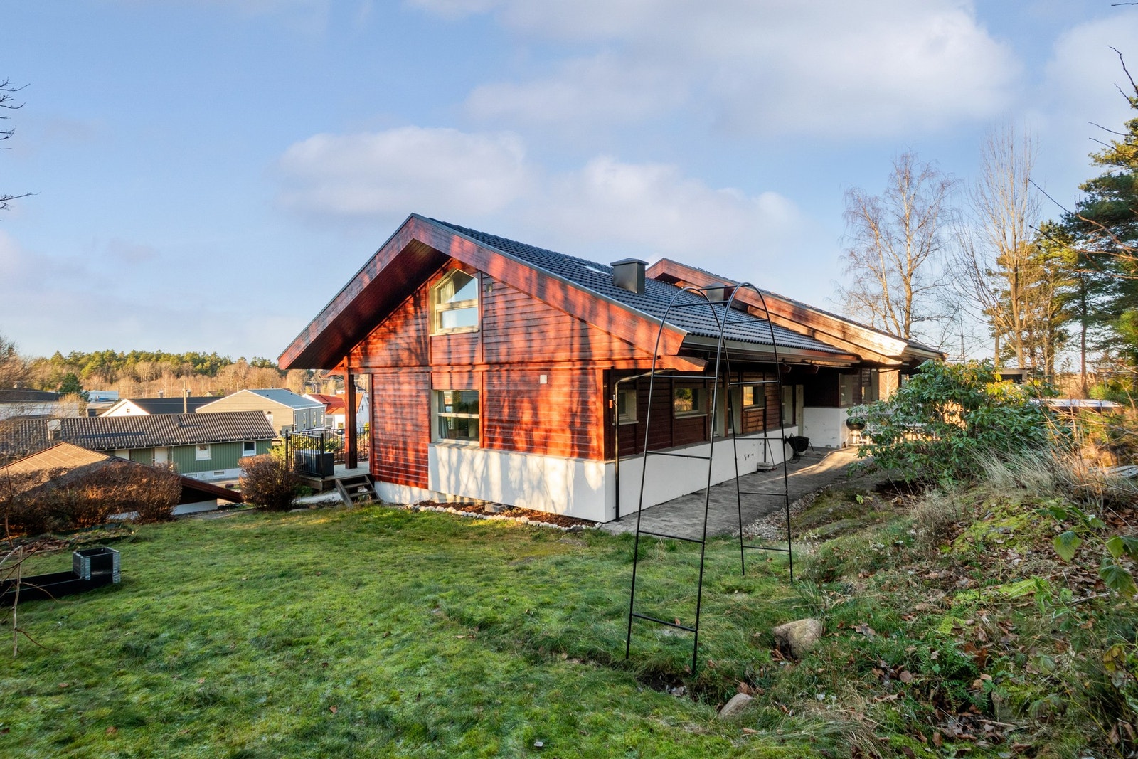 Rundt hovedplanet flytter man seg enkelt etter solen på en rekke uteplasser med et samlet areal på rundt 120 kvm. Galleribilde