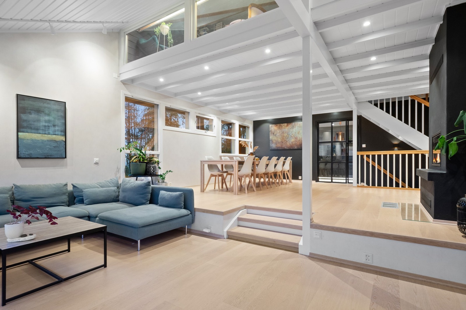 Dagslyset suppleres ypperlig av downlights i taket, og et lyst 1-stavs parkettgulv Galleribilde