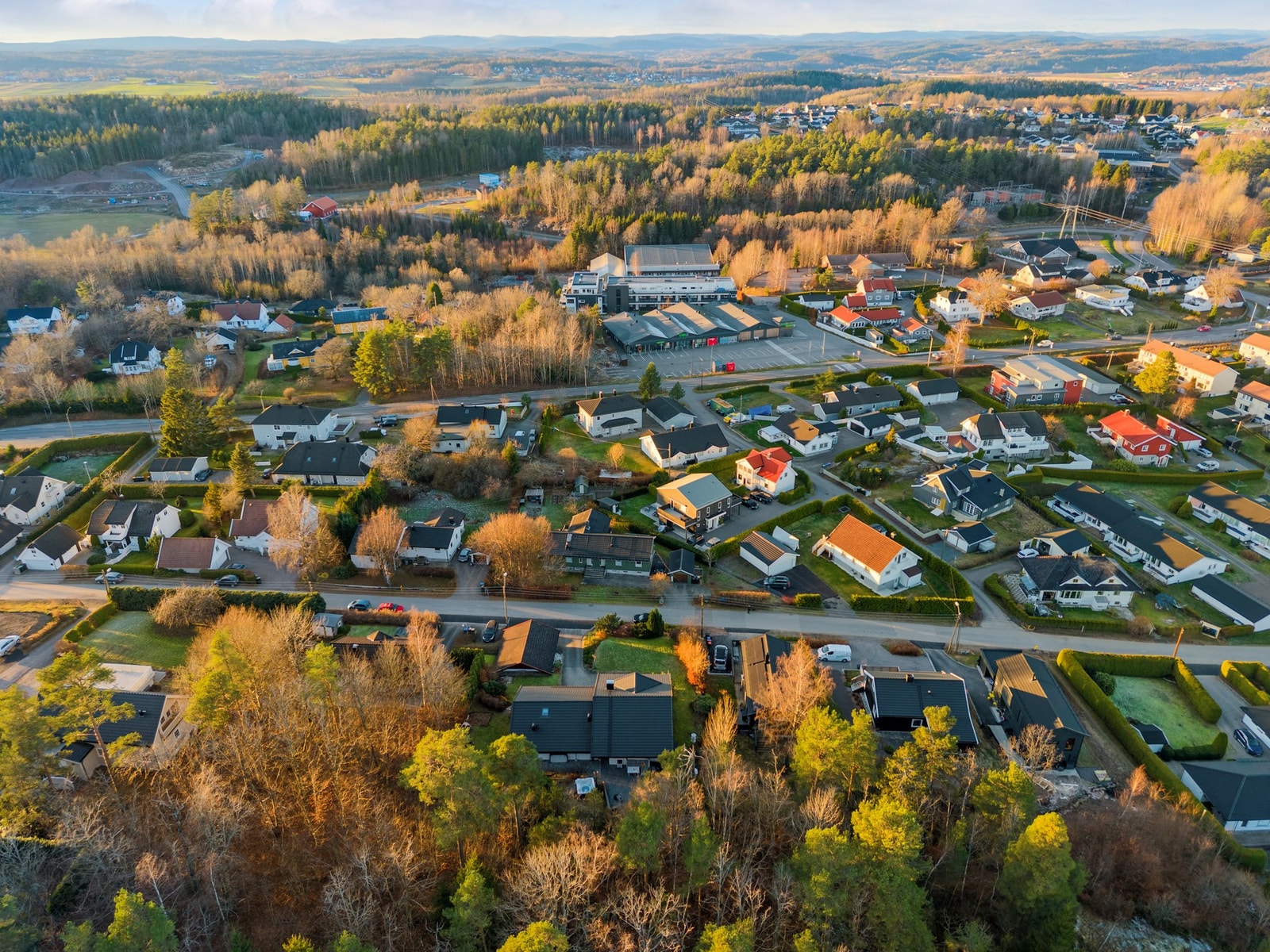 Boligen ligger høyt og fritt i skrånende terreng, der plasseringen gir vidstrakt utsikt over Vear - inkludert flott kveldssol over trærne Galleribilde
