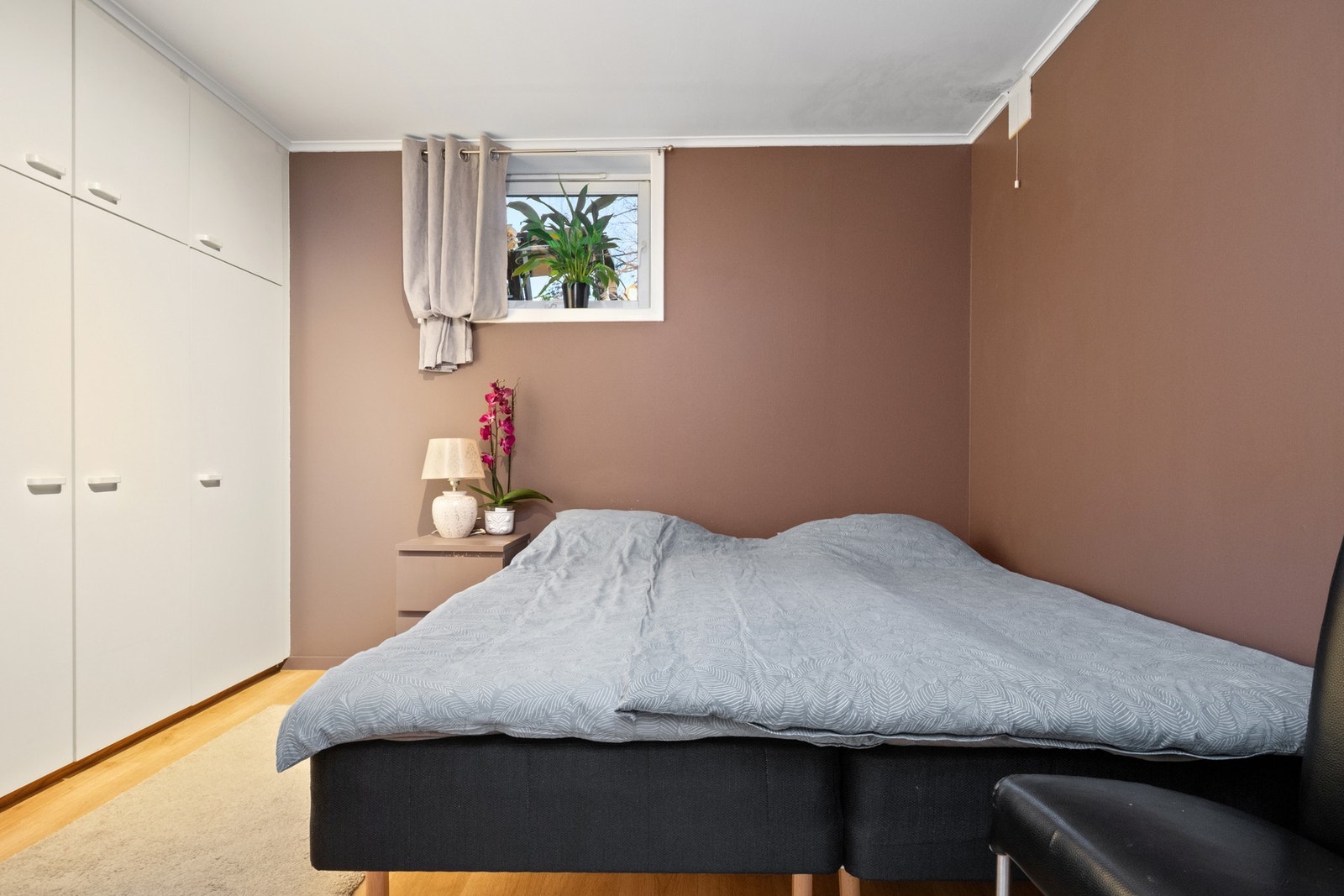 Soverommet har et stort garderobeskap plassbygget Galleribilde