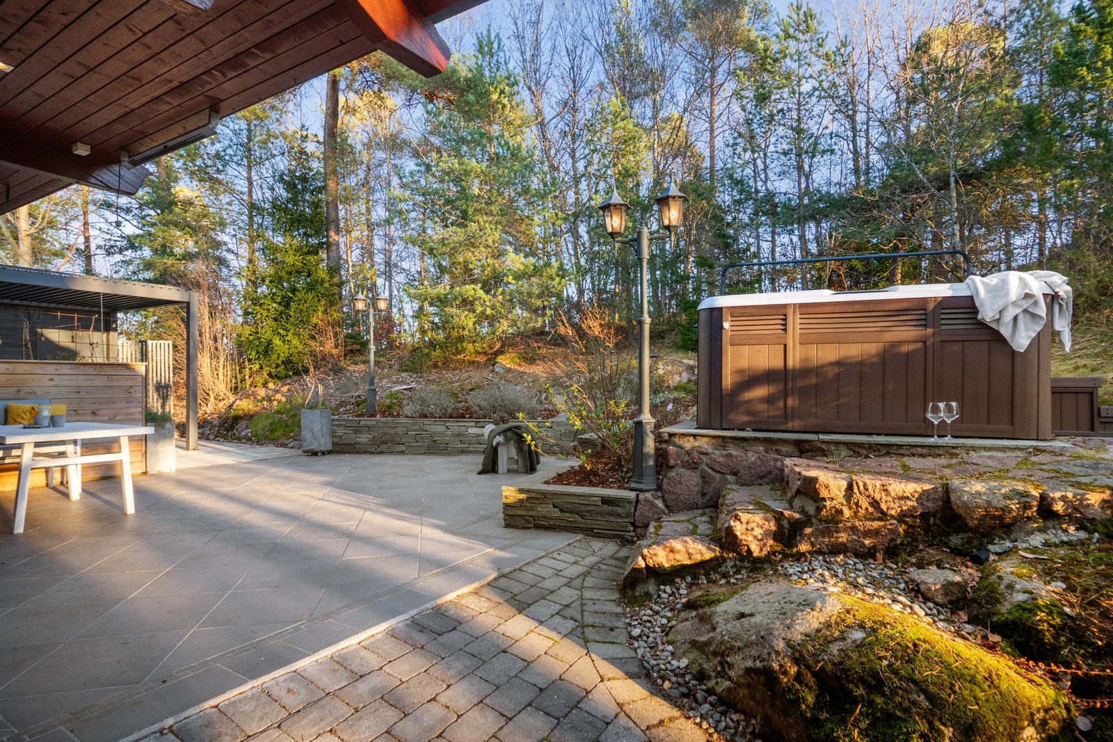 For øvrig har uteplassen flislagt dekke, og en trapp tar deg opp til en steinlagt uteplass øverst på eiendommen Galleribilde