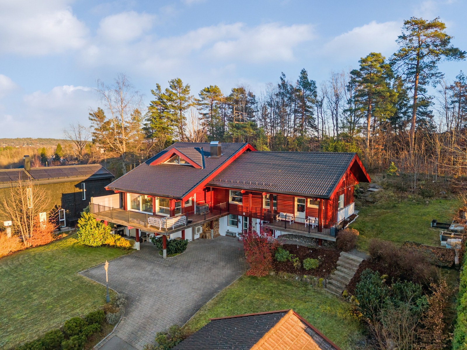 En stor, velholdt og innholdsrik enebolig over tre plan - inkludert en godkjent utleiedel! Galleribilde