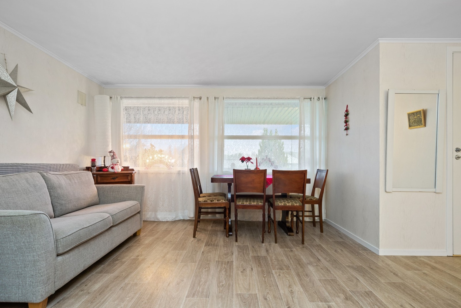 Stuen og kjøkkenet ligger i åpen løsning, med plass til flere sittegrupper i ulike soner Galleribilde