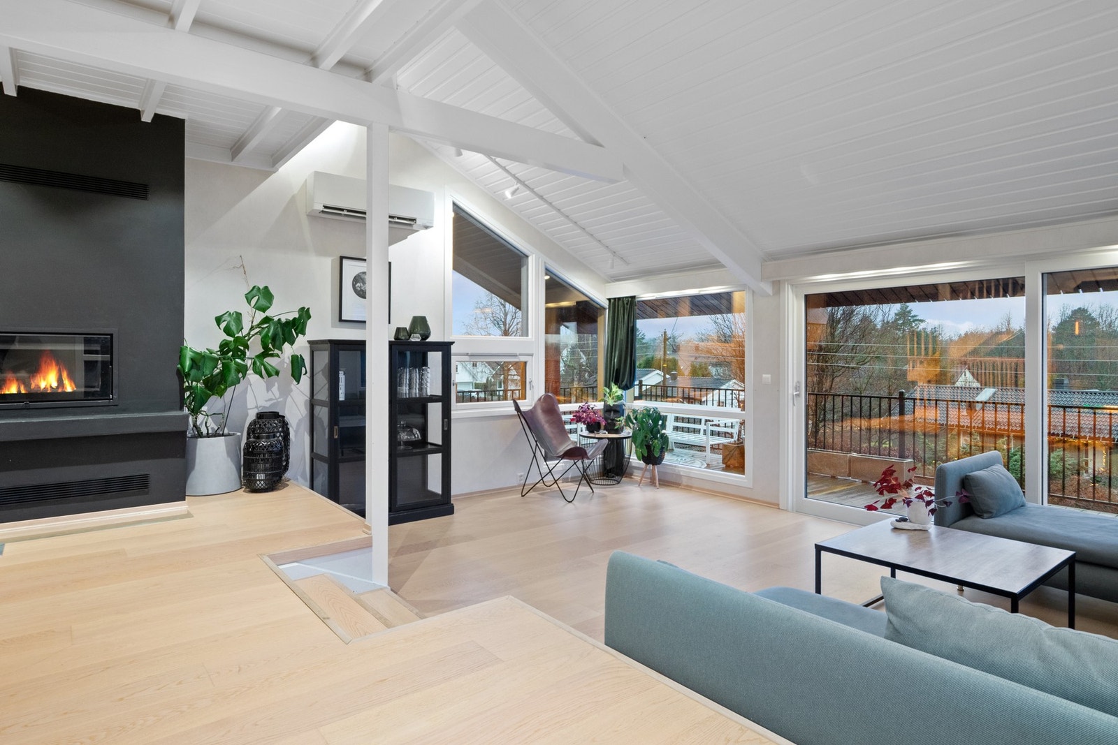 Ildstedet, i sort utførelse, er plassert slik at stemningen nytes fra både sofakroken og spiseplassen Galleribilde