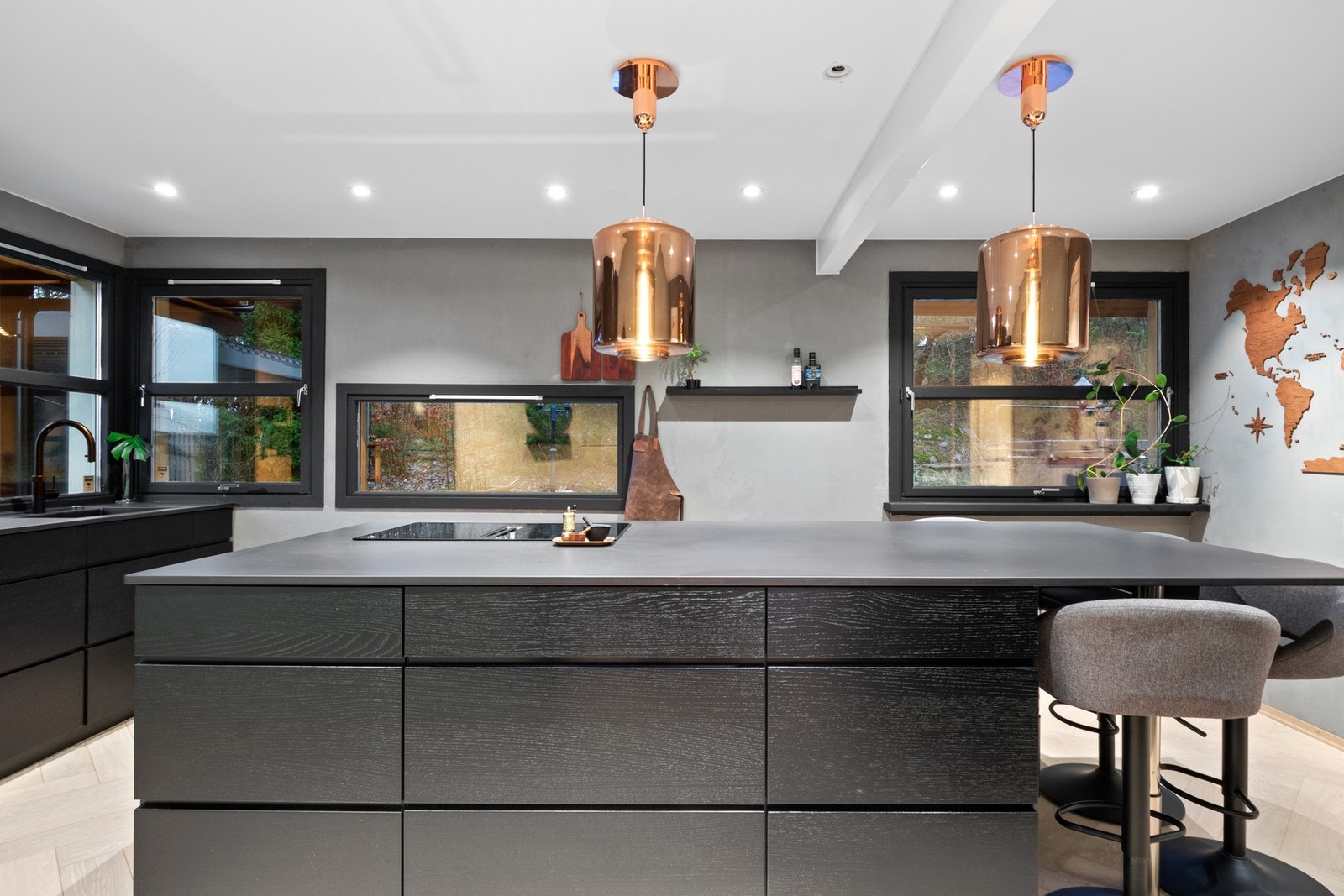 Innredningen er fra 2021, med sorte, glatte fronter, hendige høyskap Galleribilde