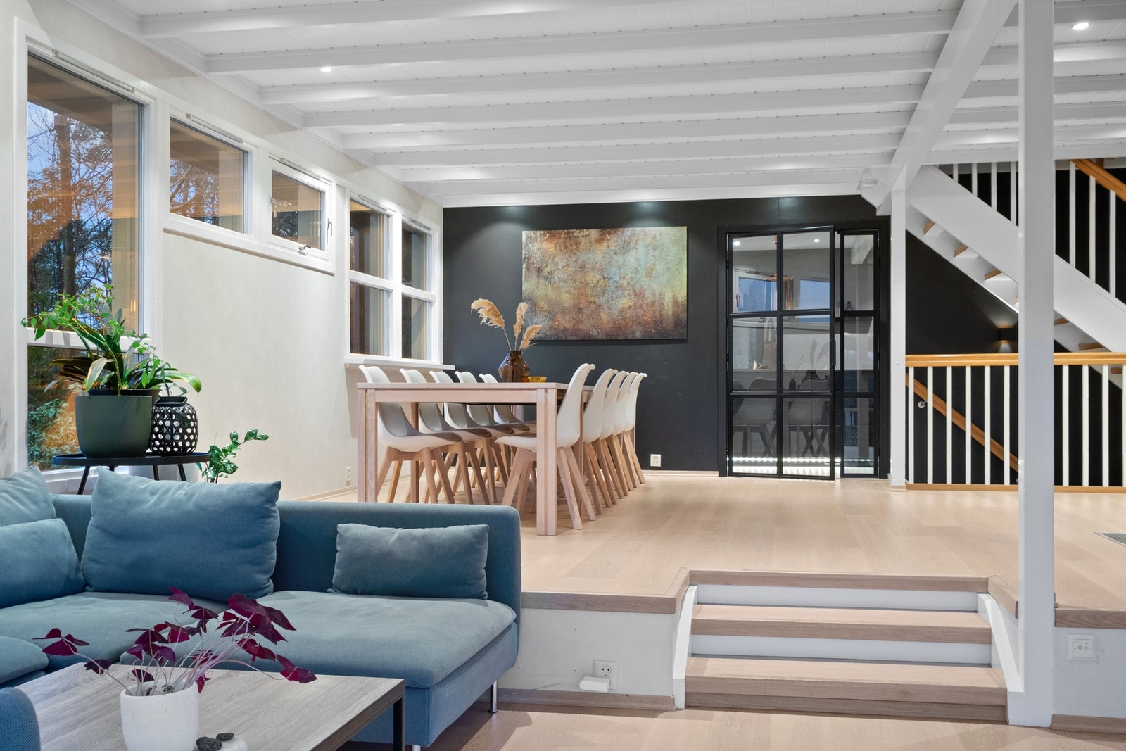 Hovedstuen er meget romslig, der store vinduer i tre retninger slipper inn rikelig med naturlig lys Galleribilde