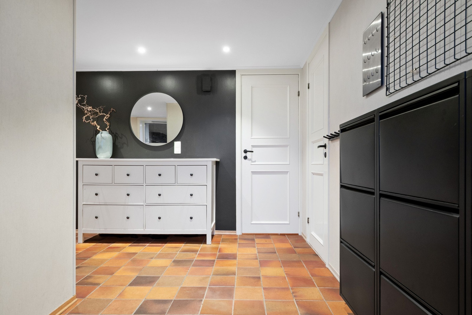 Det er god plass til å henge fra seg yttertøyet i store, innebygde skap, og tilknyttet entreen finner man et praktisk gjestetoalett og en hendig bod under trappen Galleribilde