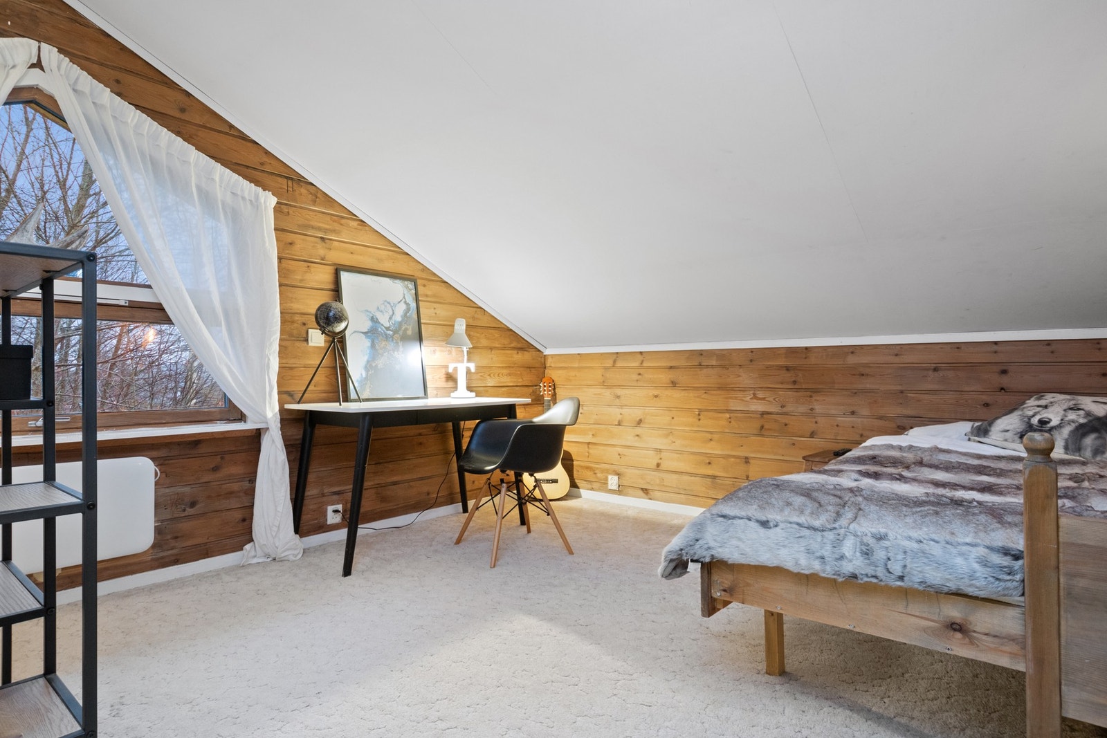 Det øverste soverommet er meget romslig, lunt og skjermet, med takvindu og eget servantskap i nisje Galleribilde