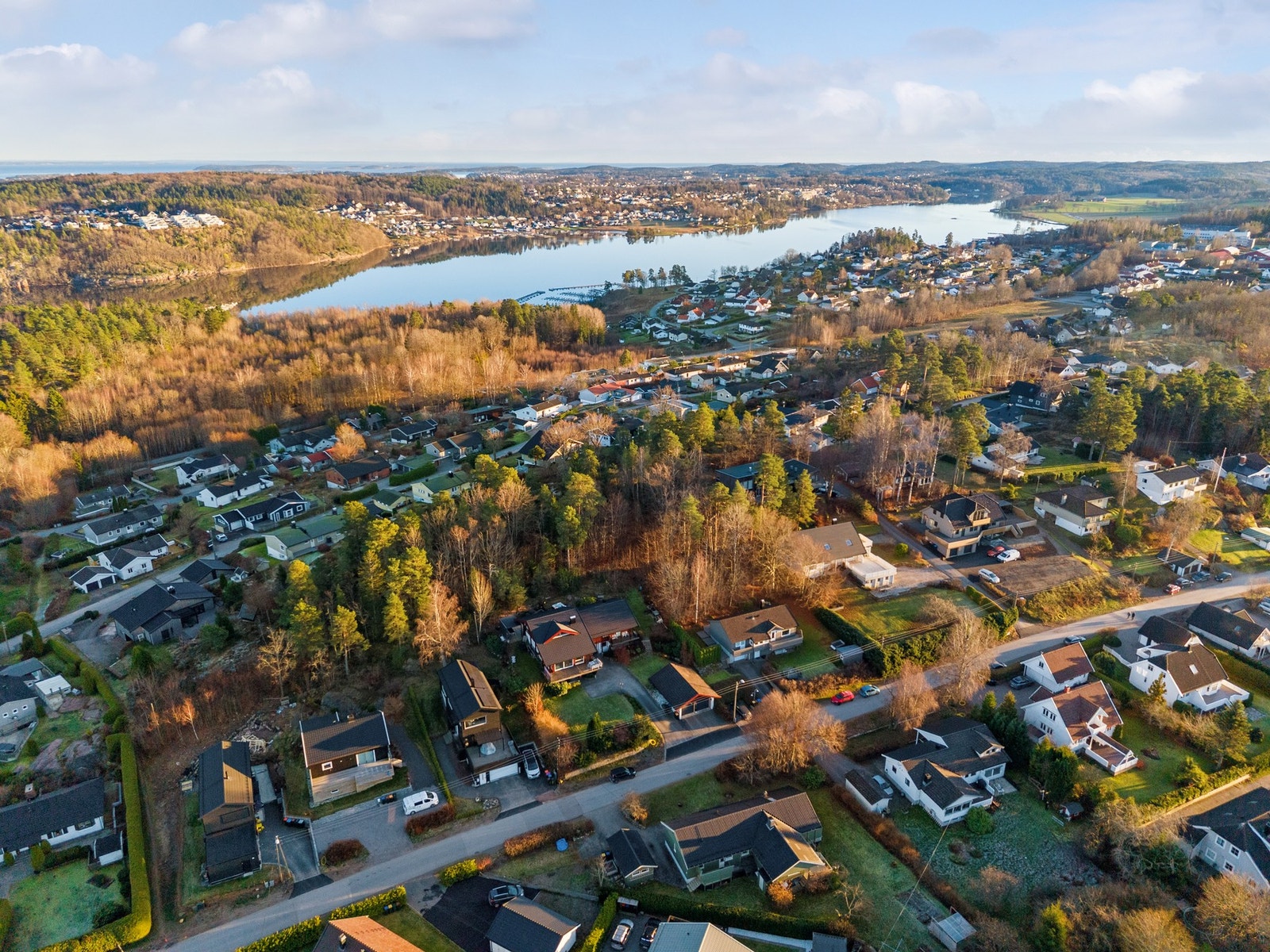 Beliggenheten er ideell for familier, i trygge og rolige omgivelser med gangavstand til skole, barnehager og fritidsaktiviteter Galleribilde