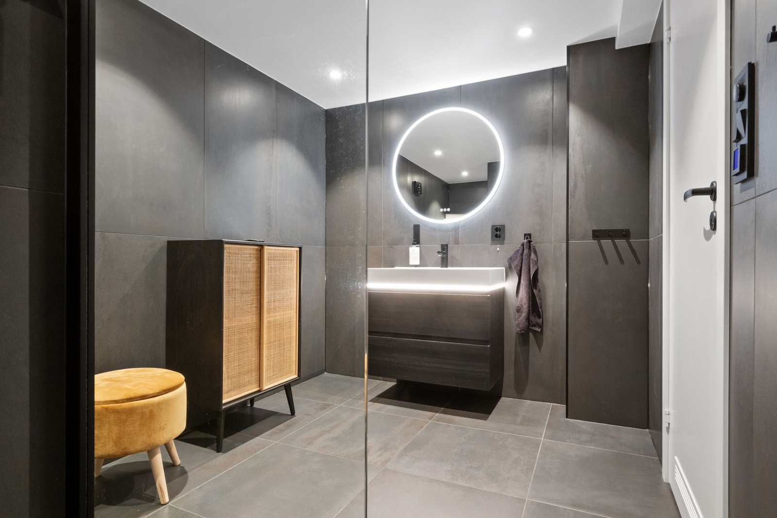 Varme er lagt i gulvet, og på badet er det downlights og vegghengt toalett Galleribilde