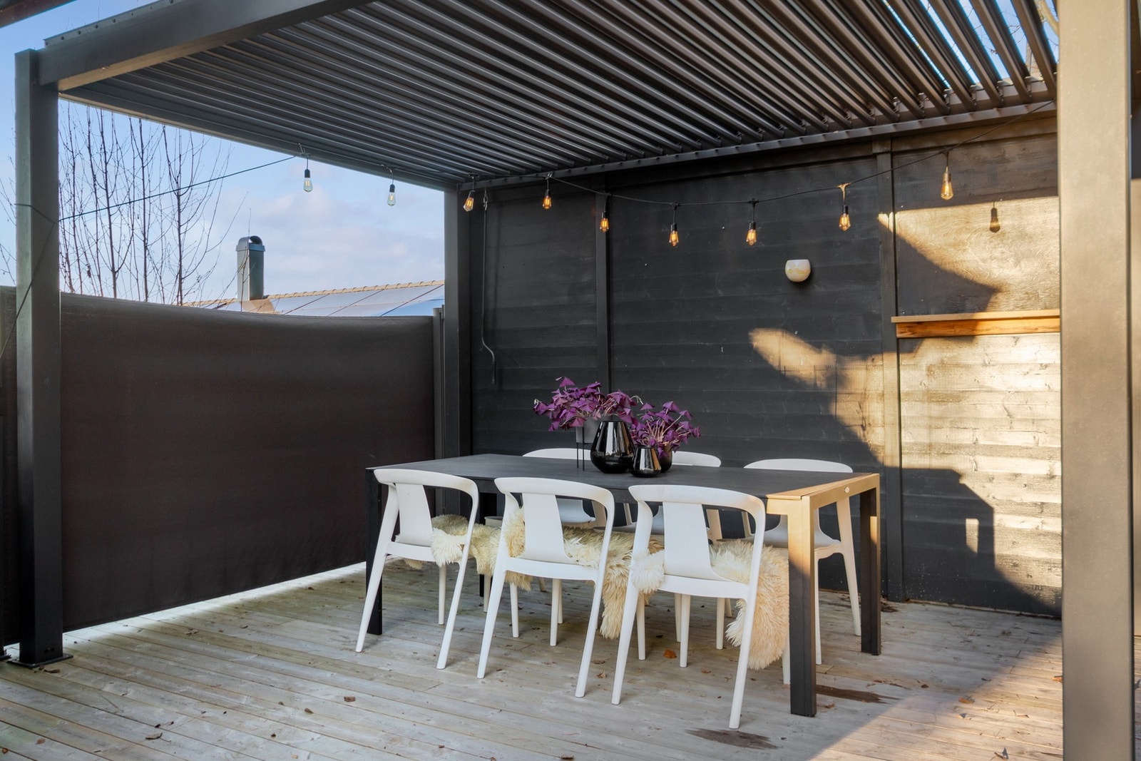 Under pergolaen er det plass til langbord, og uterommet innbyr til både stille stunder og lange, sosiale kvelder Galleribilde