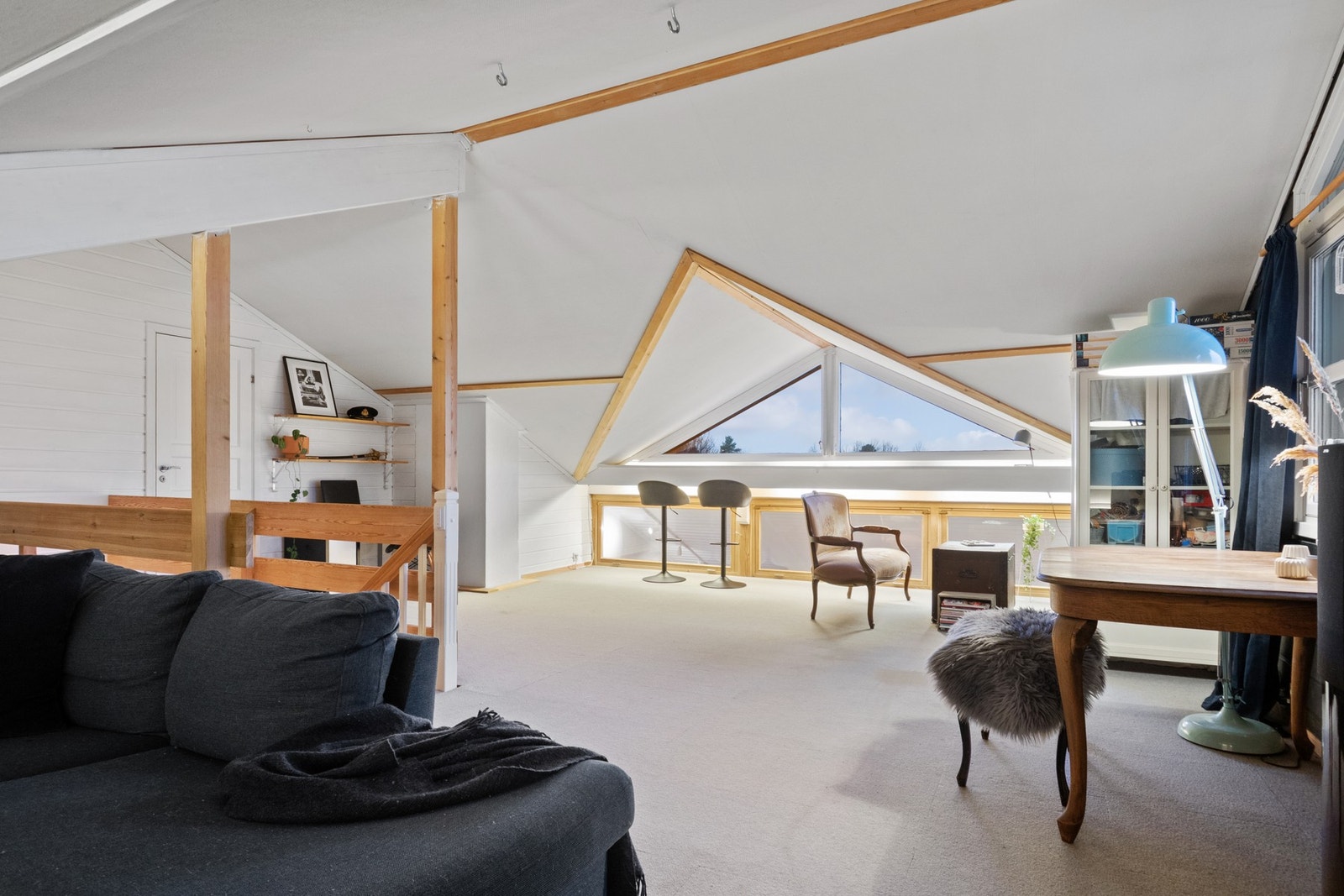 Rommet har fint lysinnslipp, og det er åpent ned til hovedstuen Galleribilde