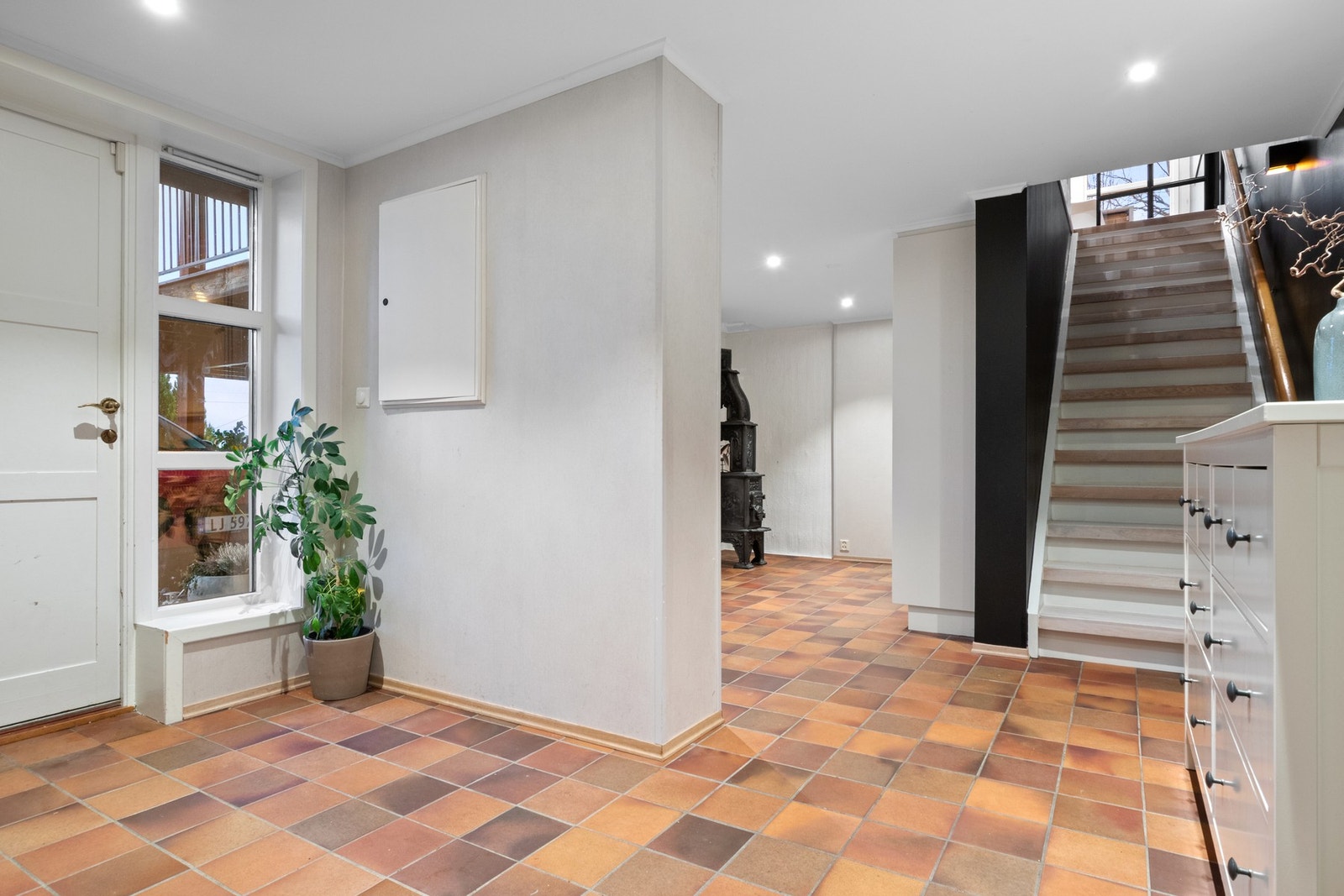 Vel inne har entreen downlights, flislagt gulv og etasjeovn for ekstra hygge Galleribilde