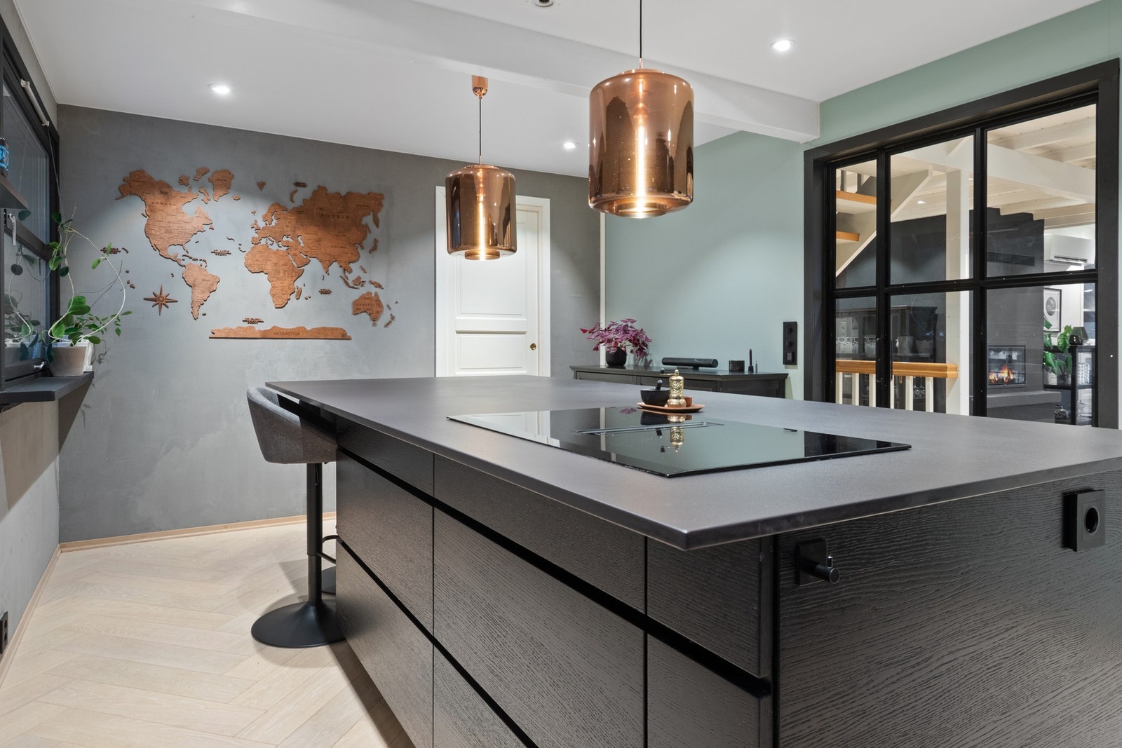 Benkplater av dekton, sort oppvaskkum og kokende vann i Quooker-kran Galleribilde