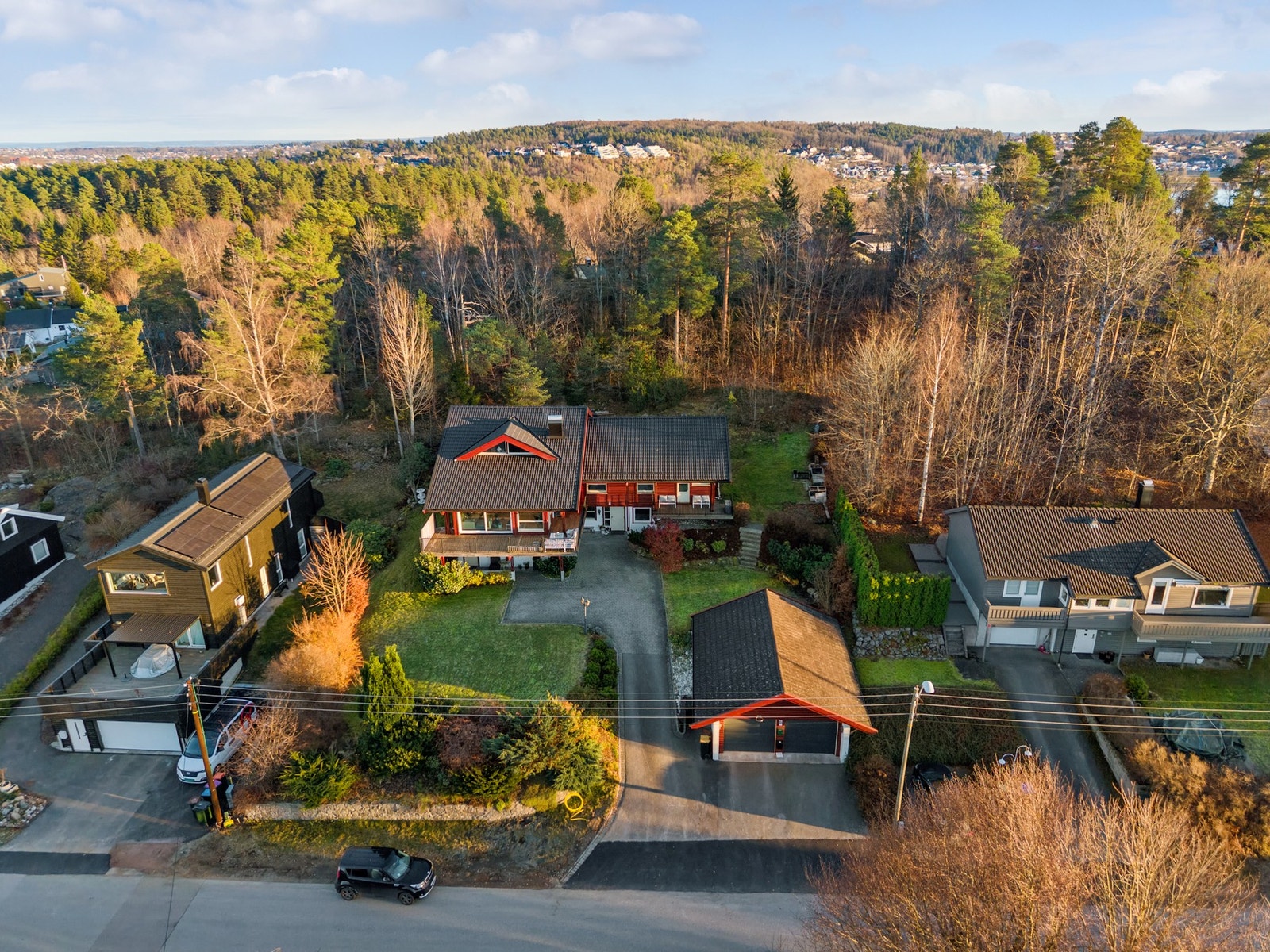 På nedsiden av huset har eiendommen en frittstående dobbelgarasje med elektriske portåpnere og et samlet areal på ca. 46 kvm Galleribilde