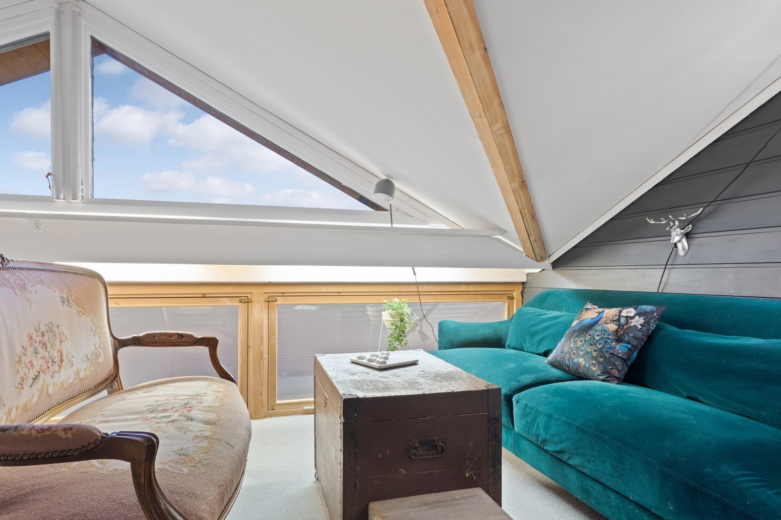 Stuen innredes enkelt med flere sittegrupper, og er perfekt hvis man ønsker å trekke seg tilbake for litt egentid med en god bok eller film Galleribilde